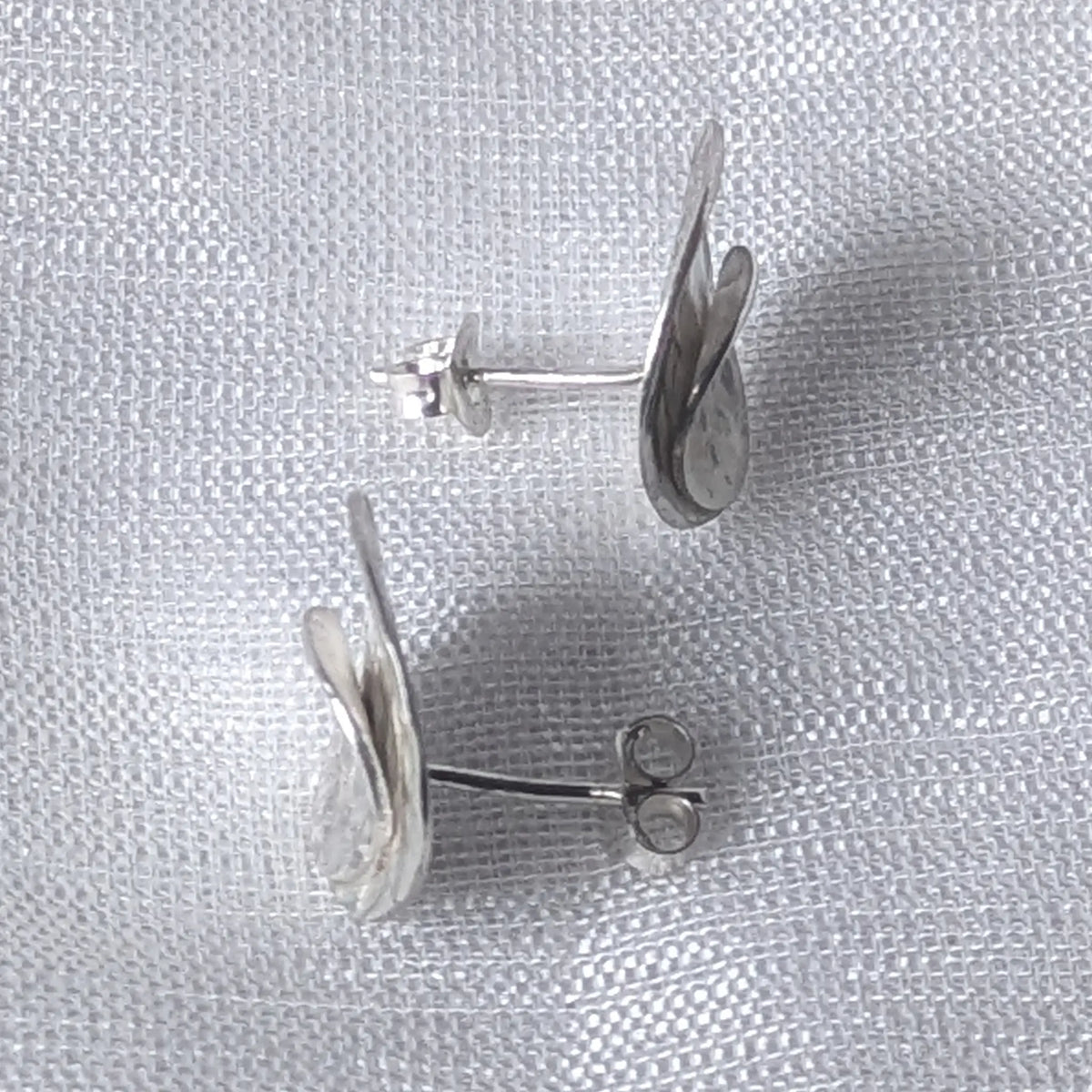 Seitenansicht der Silber Ohrstecker, die das plastische, gewölbte Knopf-Design verdeutlicht.