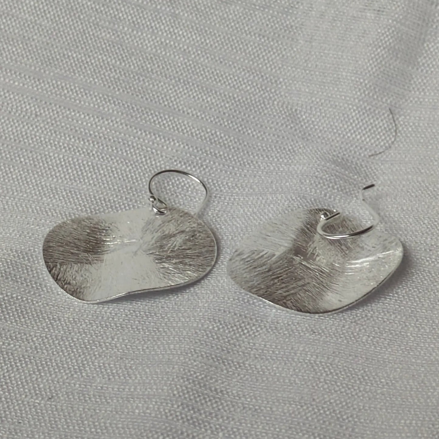 Runde Sterling Silber Plättchen-Ohrringe in Frontalansicht