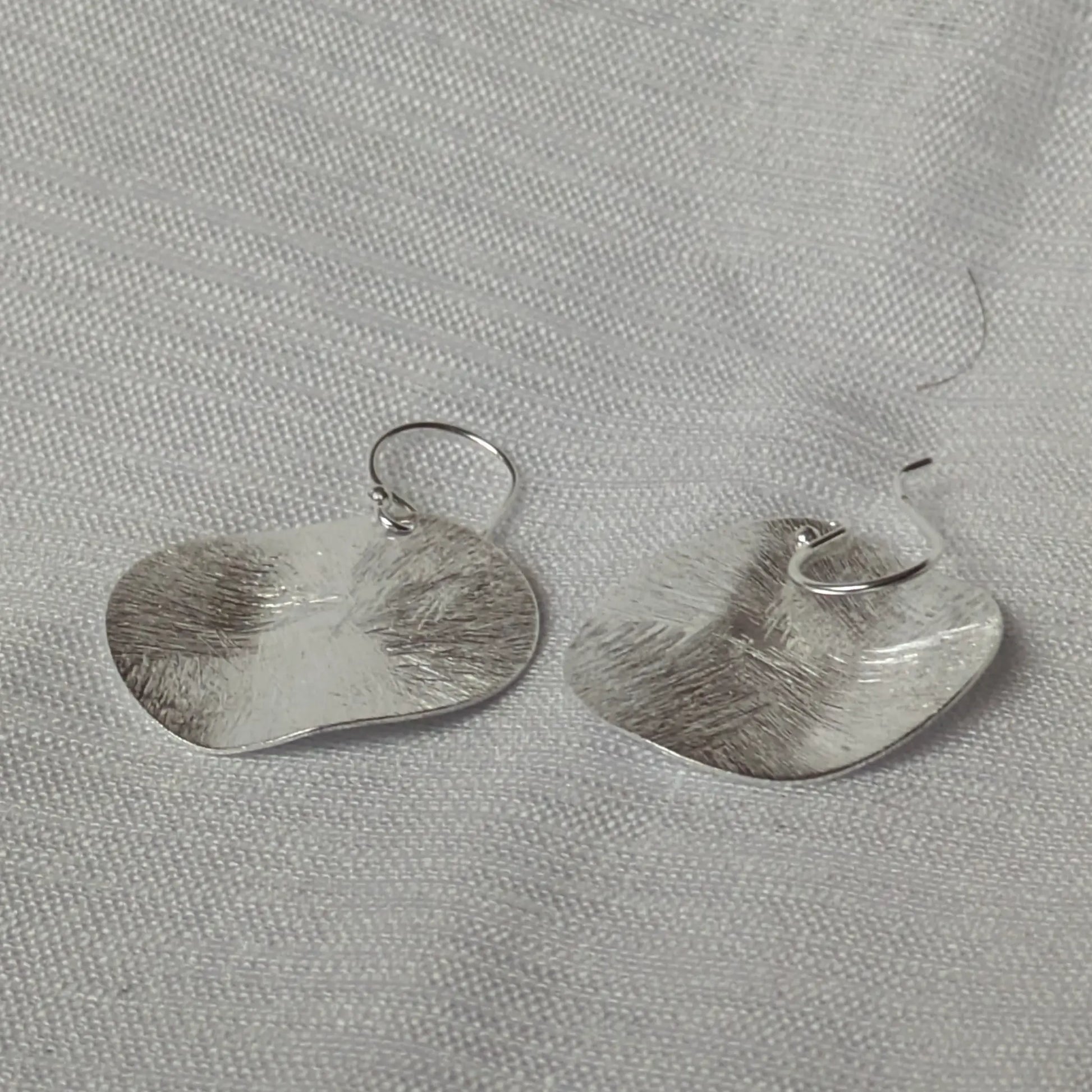 Runde Sterling Silber Plättchen-Ohrringe in Frontalansicht