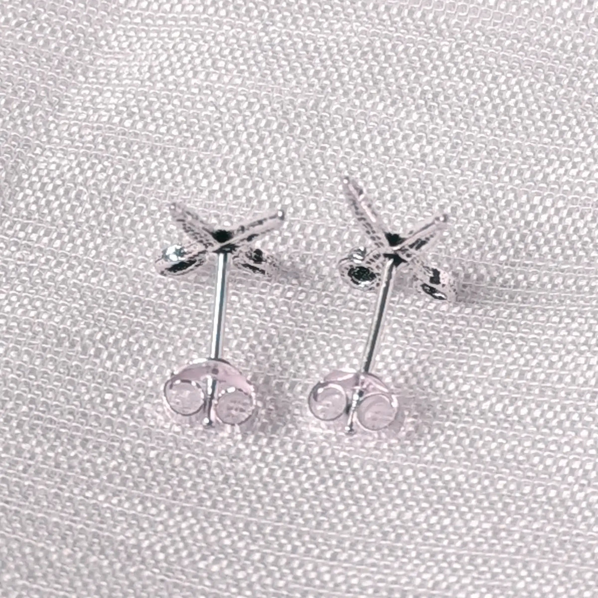 Rückansicht der Scheren Ohrstecker aus Silber mit sicherem Poussette-Verschluss für guten Halt.