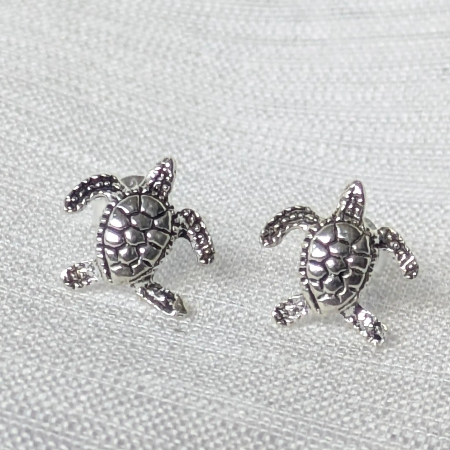 Detailgetreue Nahaufnahme der Schildkröten-Struktur der Silber-Ohrstecker
