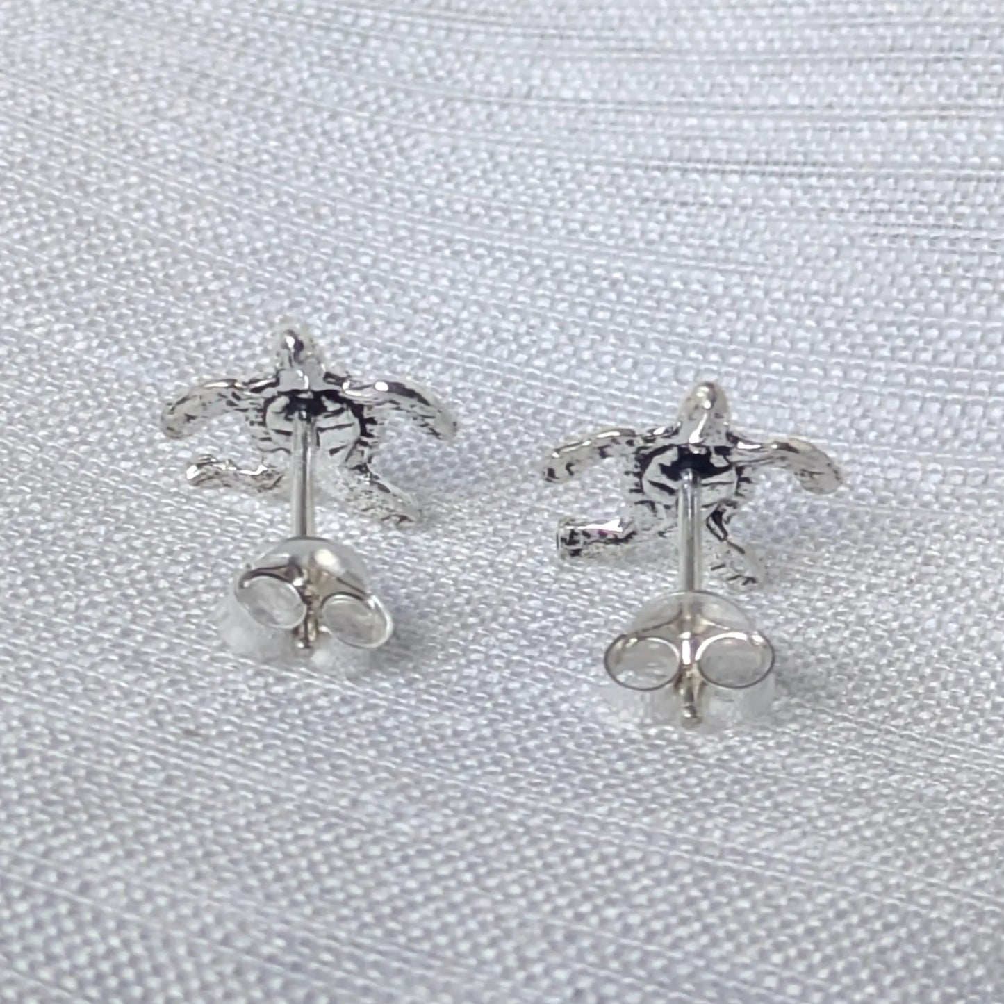 Rückseite der 925 Silber Ohrstecker mit stabilen Ohrmuttern.