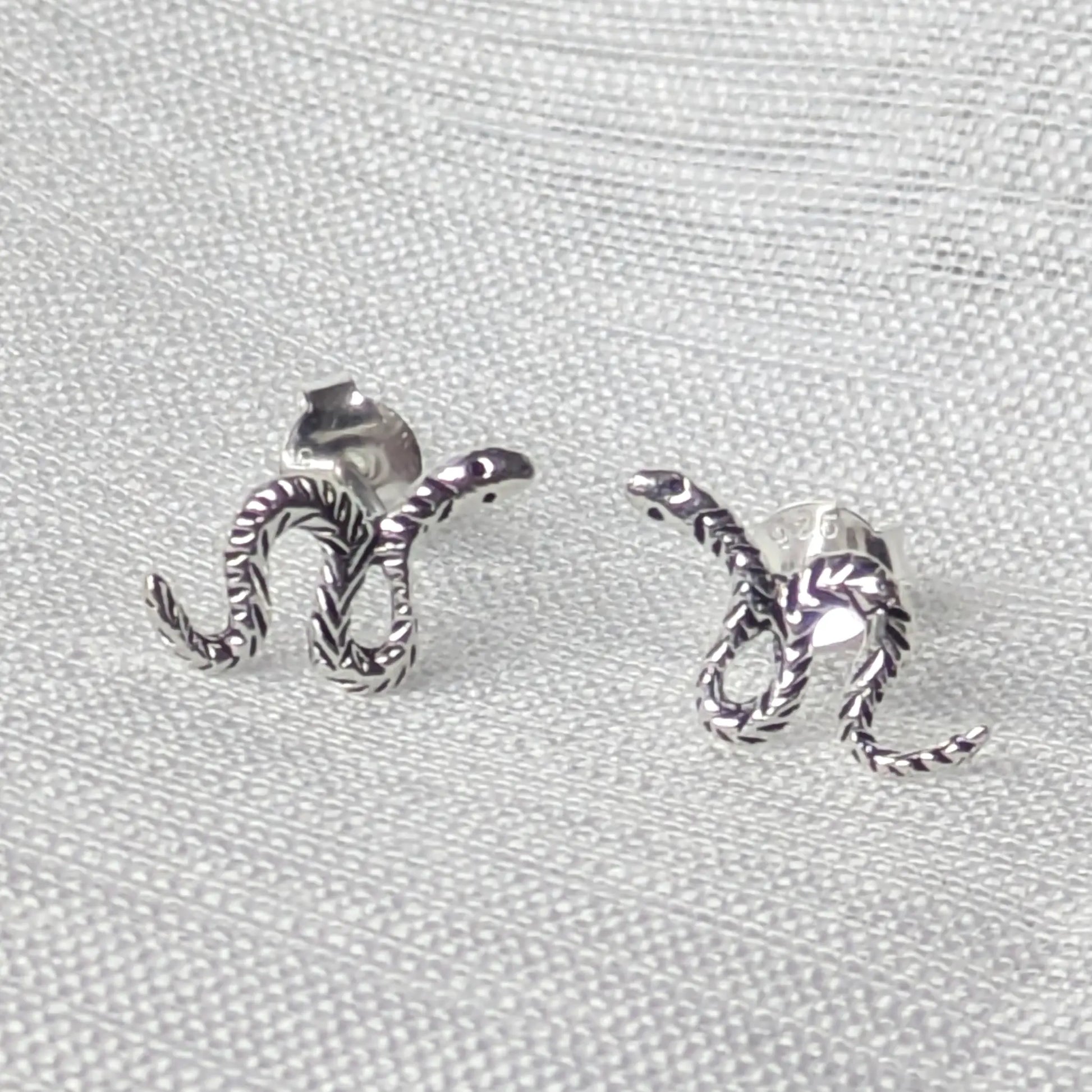 Paarweise Frontalansicht der geschwungenen Schlangen Ohrringe aus 925 Silber.