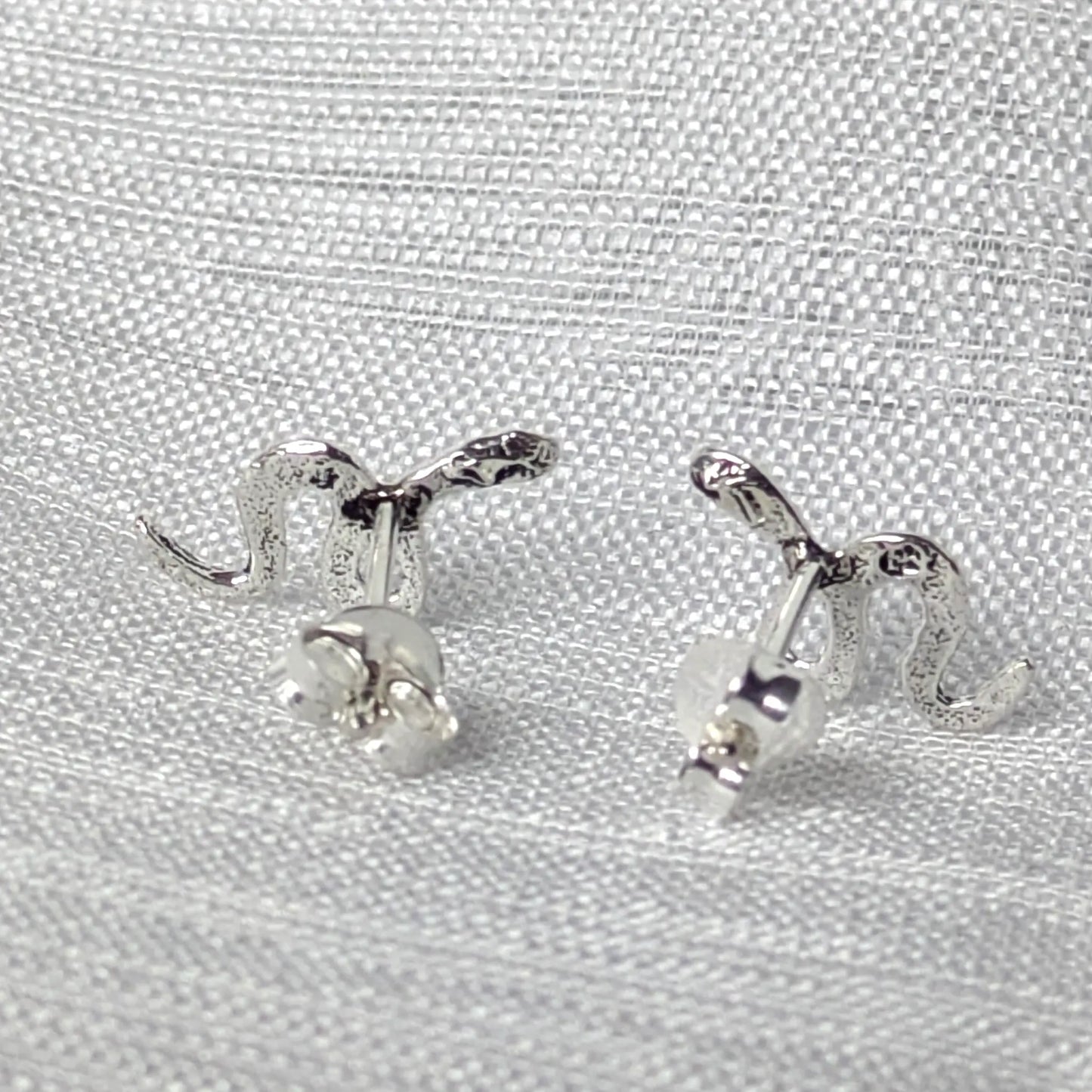 Rückseite der 925 Silber Schlangen Ohrringe mit Butterfly-Verschluss und Stempel.