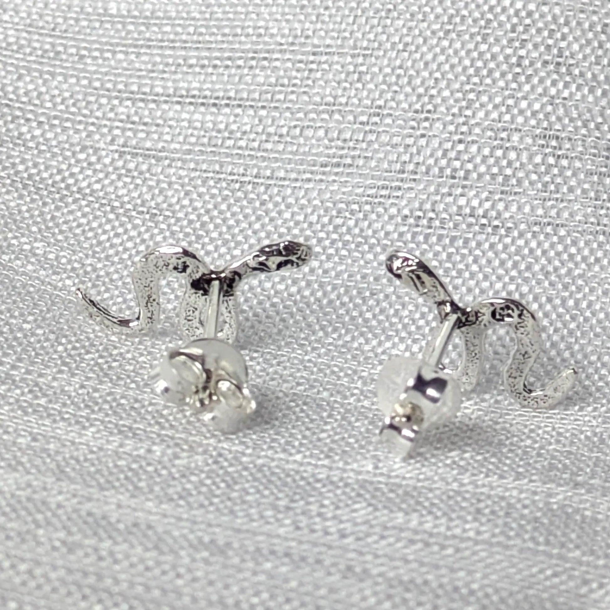 Rückseite der 925 Silber Schlangen Ohrringe mit Butterfly-Verschluss und Stempel.