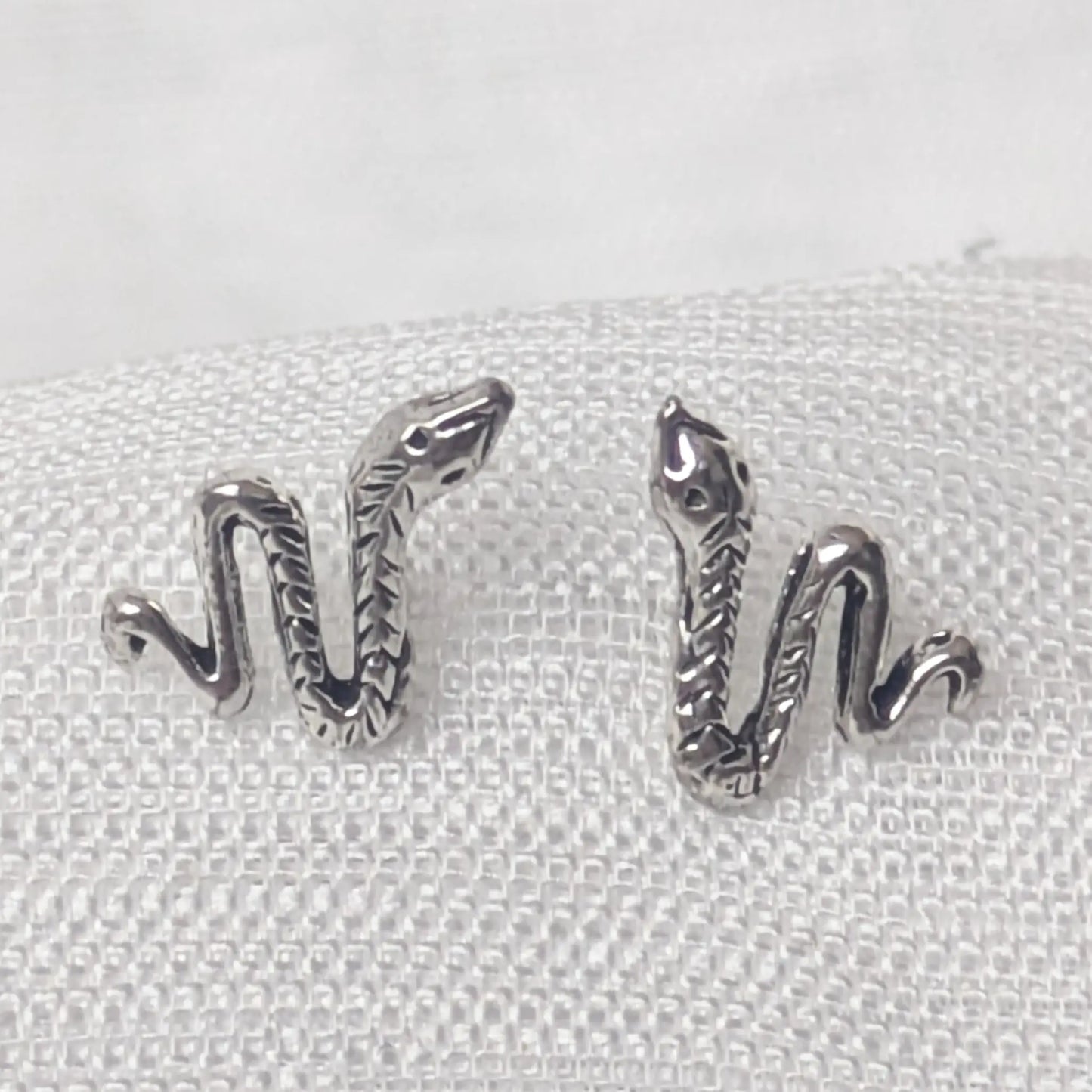 Nahaufnahme detailreicher Schlangen Ohrstecker aus geschwärztem 925 Sterling Silber