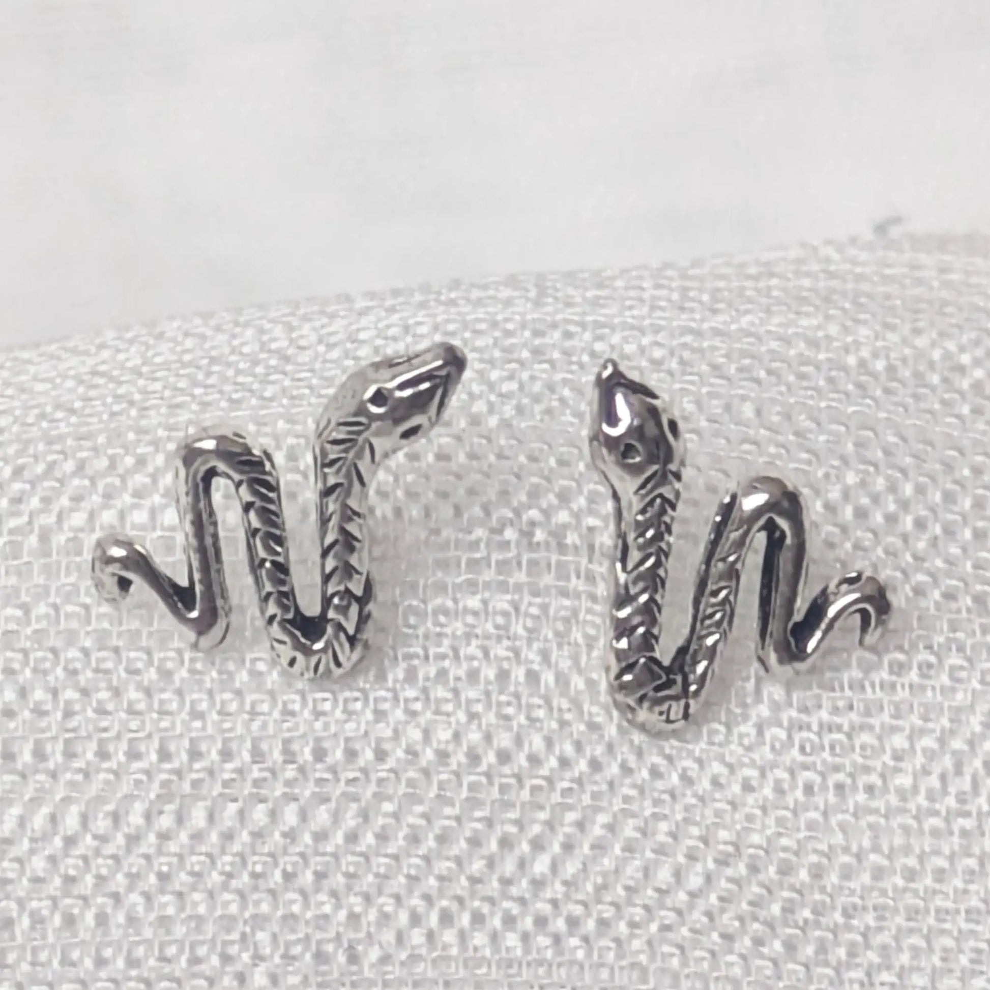 Nahaufnahme detailreicher Schlangen Ohrstecker aus geschwärztem 925 Sterling Silber