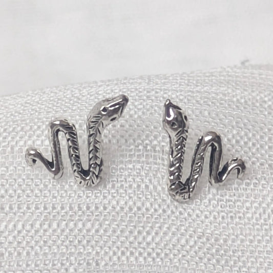 Nahaufnahme detailreicher Schlangen Ohrstecker aus geschwärztem 925 Sterling Silber