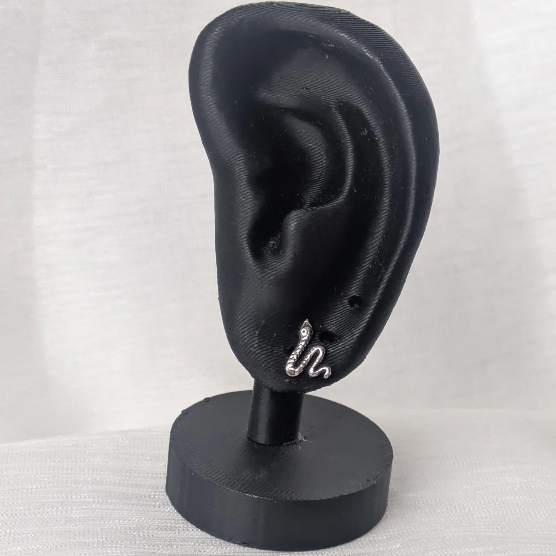 Schlangen Ohrstecker aus 925 Silber präsentiert an einem schwarzen Display.