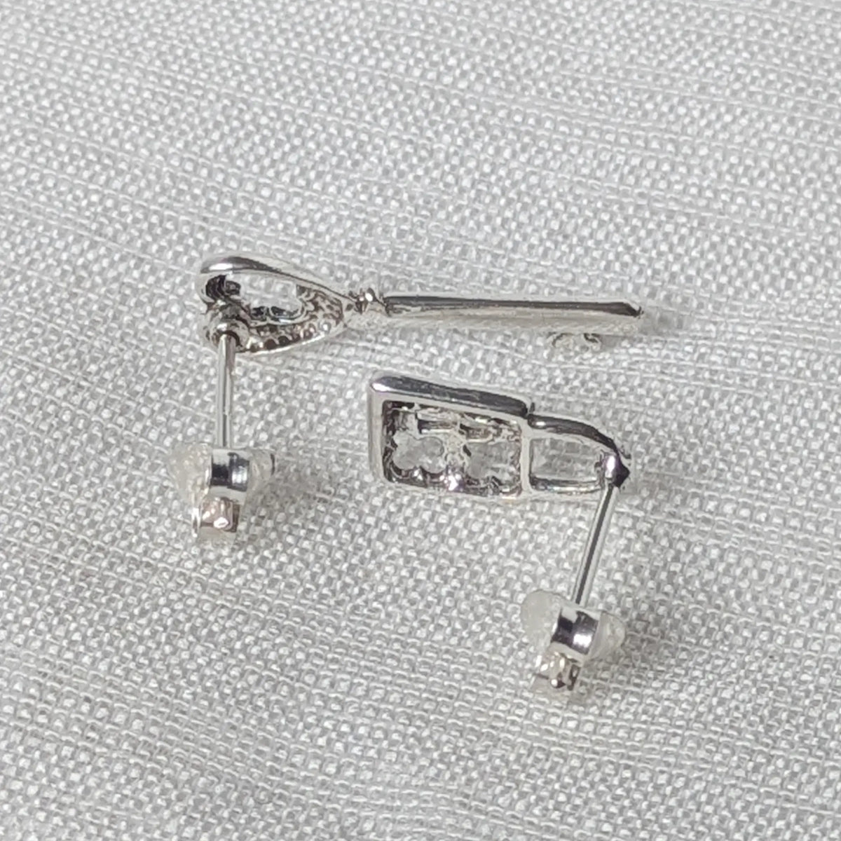 Rückseite der 925 Sterling Silber Ohrstecker (Schloss und Schlüssel) inklusive sicherem Butterfly-Verschluss.