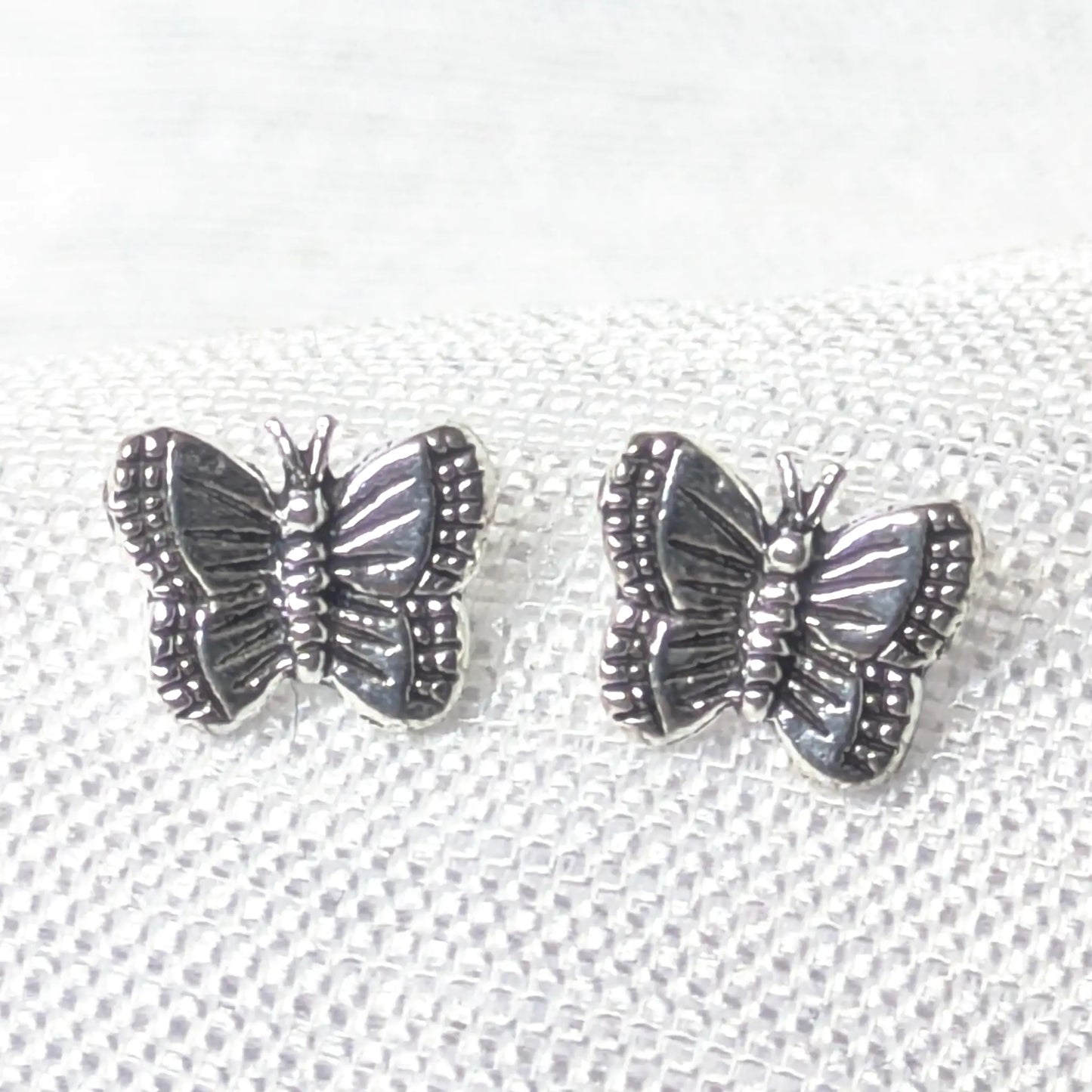 Detaillierte Nahaufnahme der filigranen Schmetterling Ohrstecker aus 925 Sterling Silber
