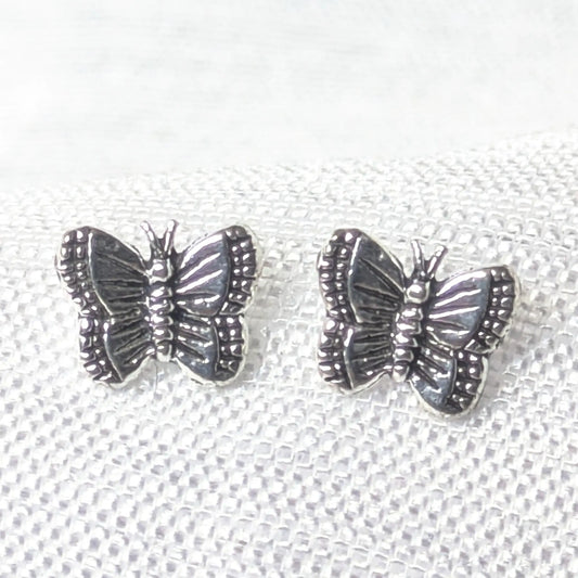 Detaillierte Nahaufnahme der filigranen Schmetterling Ohrstecker aus 925 Sterling Silber