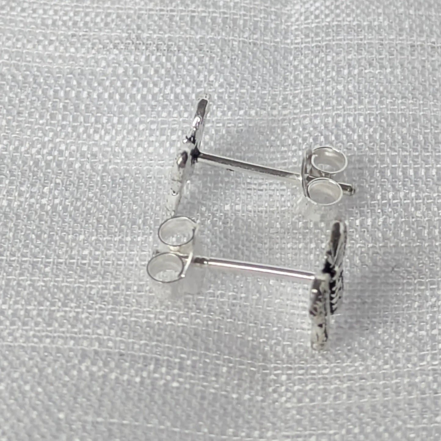 Seitliche Ansicht der Schmetterling Ohrstecker mit Fokus auf die Ohrstecker-Mechanik.