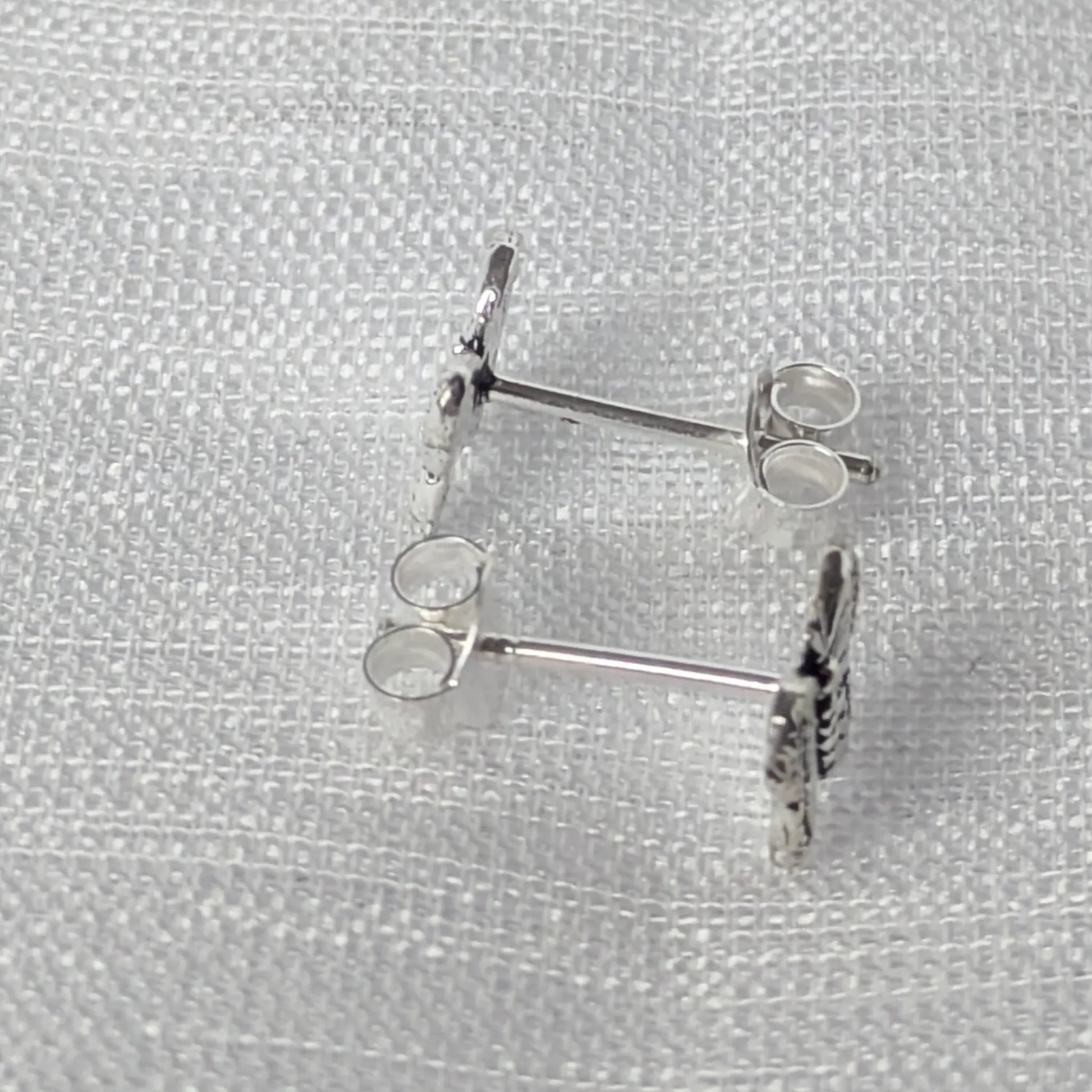Seitliche Ansicht der Schmetterling Ohrstecker mit Fokus auf die Ohrstecker-Mechanik.