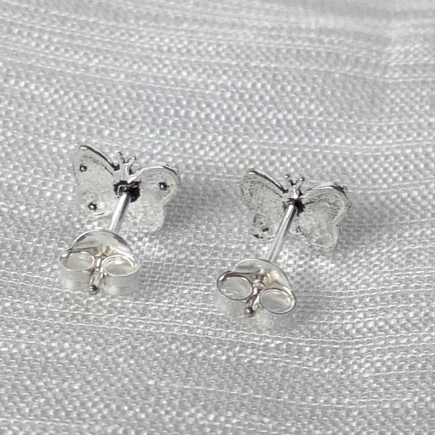 Rückseite der Schmetterling Ohrstecker inklusive gut sichtbarer 925-Punzierung.