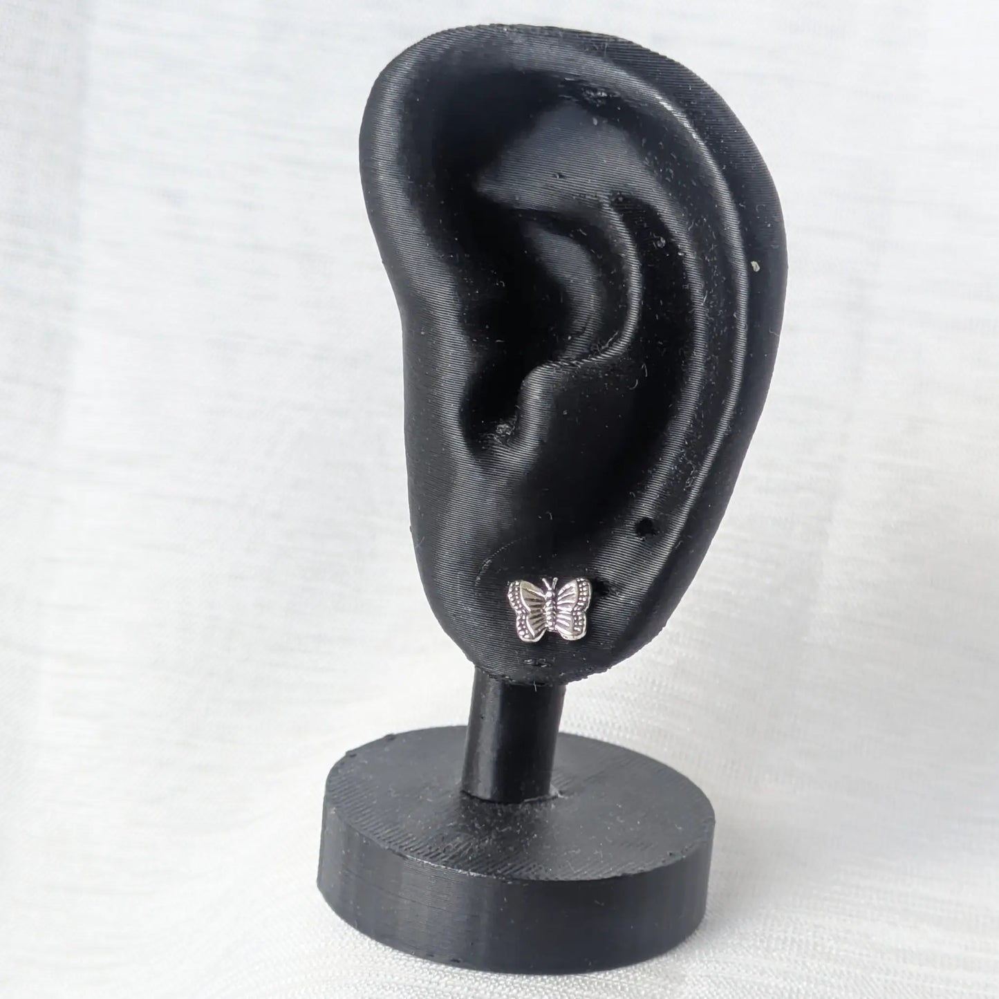 Schmetterling Ohrstecker aus 925 Silber präsentiert an einem schwarzen Ohr-Display