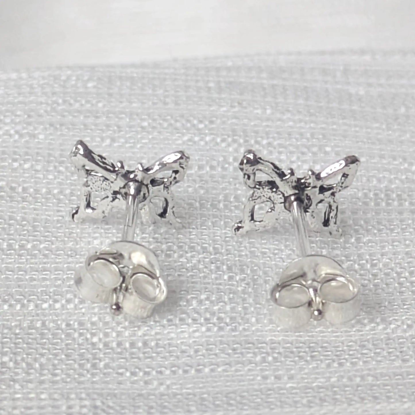 Rückseite der 925 Silber Schmetterling Ohrstecker mit sicherem Steckerverschluss
