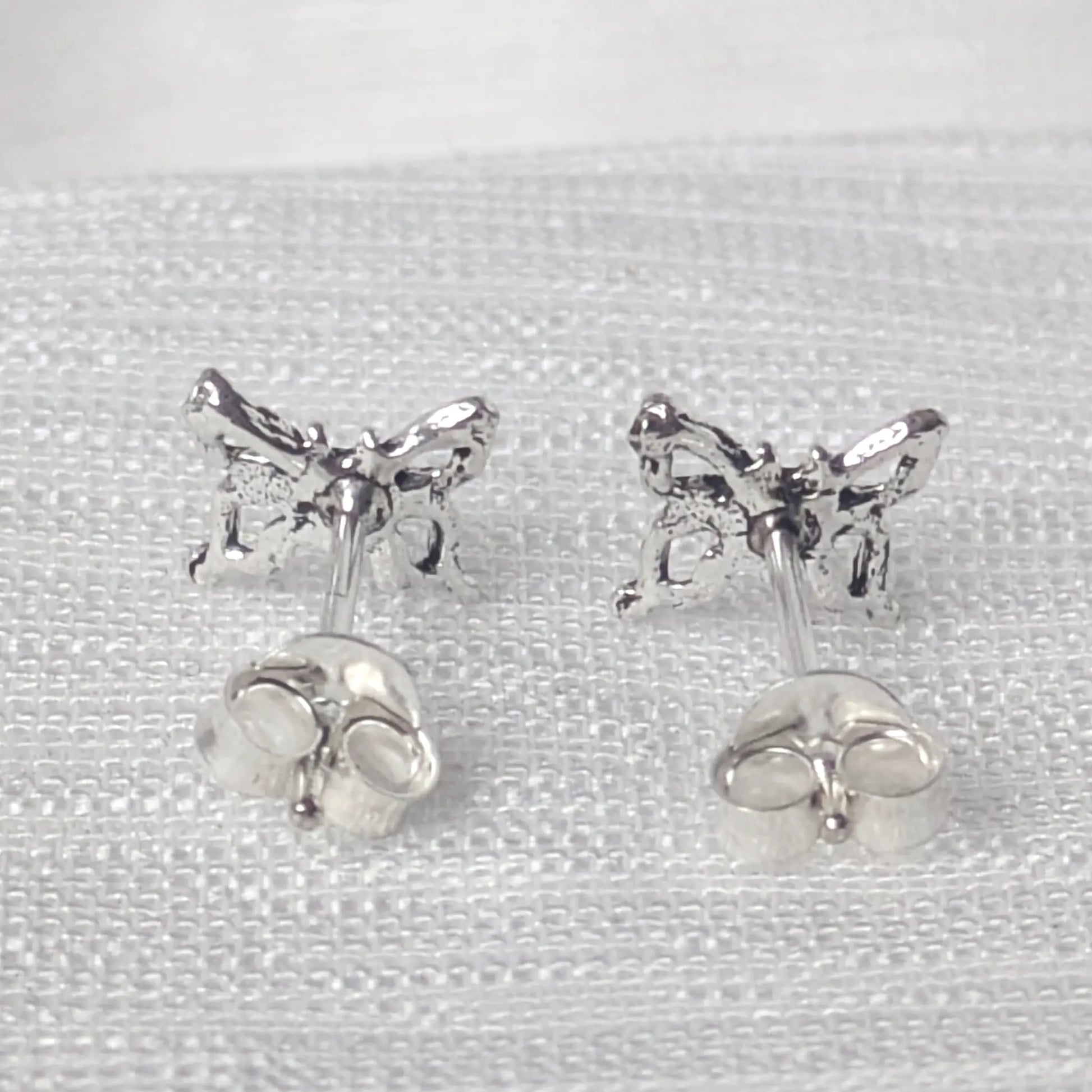 Rückseite der 925 Silber Schmetterling Ohrstecker mit sicherem Steckerverschluss