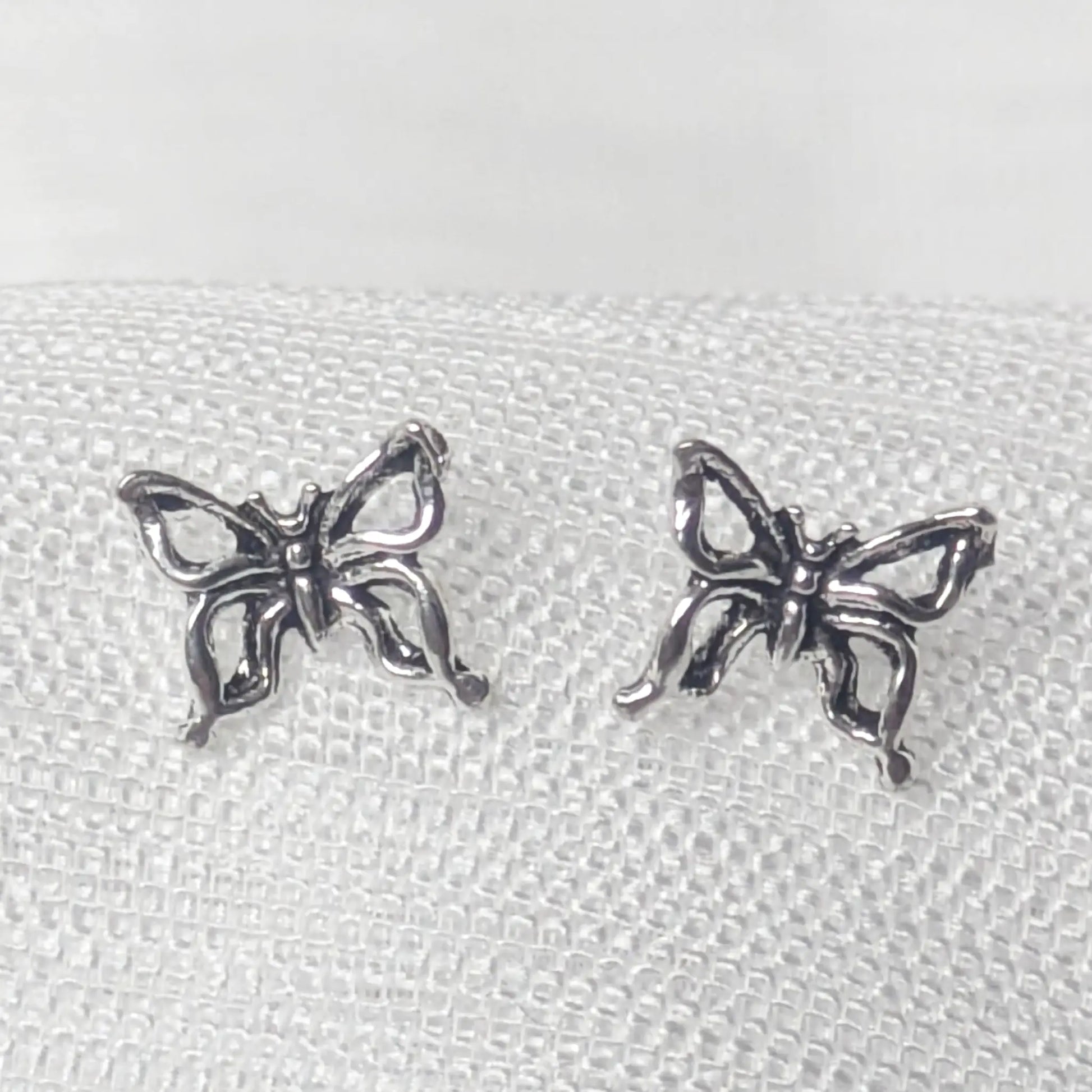 Detailreiche Nahaufnahme Schmetterling Ohrstecker aus 925 Silber