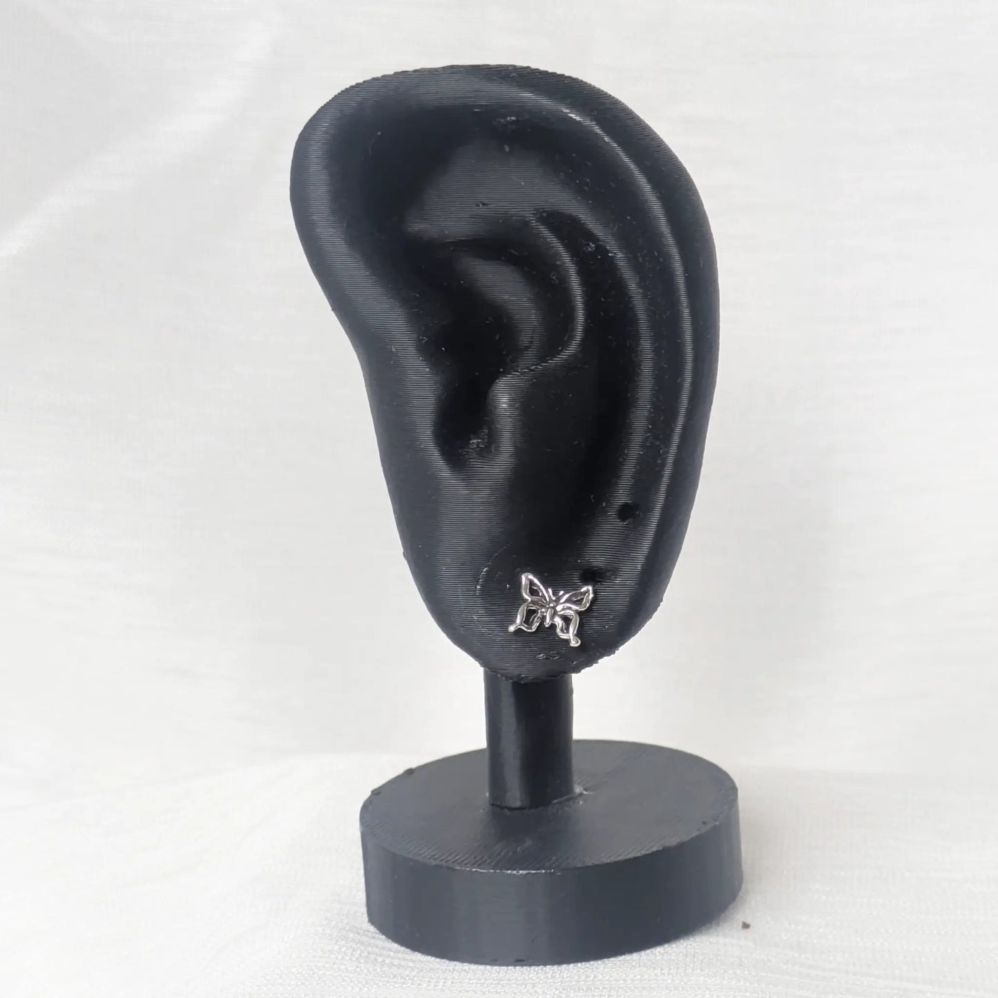 Schmetterling Ohrstecker aus Silber präsentiert an einem schwarzen Ohr-Display
