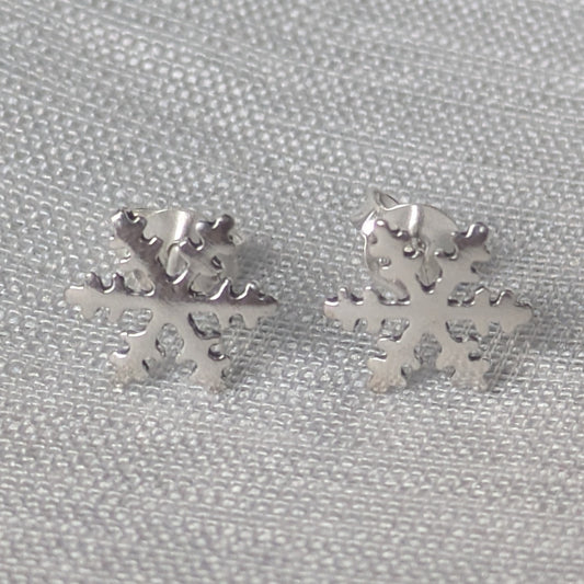 Frontalansicht der glänzenden Schneeflocke Ohrstecker aus 925 Sterling Silber auf hellem Hintergrund.