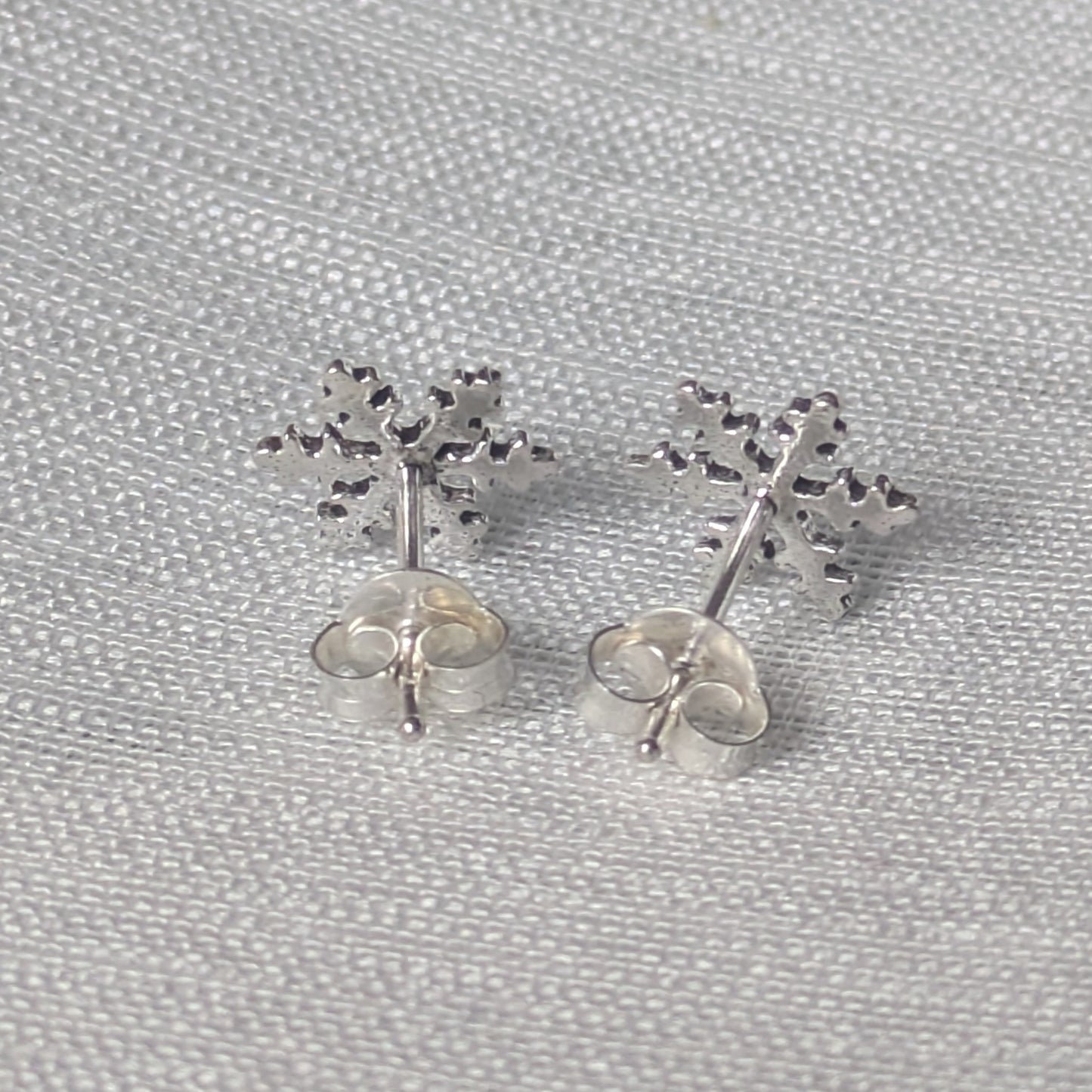 Rückansicht des 925 Silber Ohrsteckers mit Butterfly-Verschluss, ideal für Damen Winter Schmuck.
