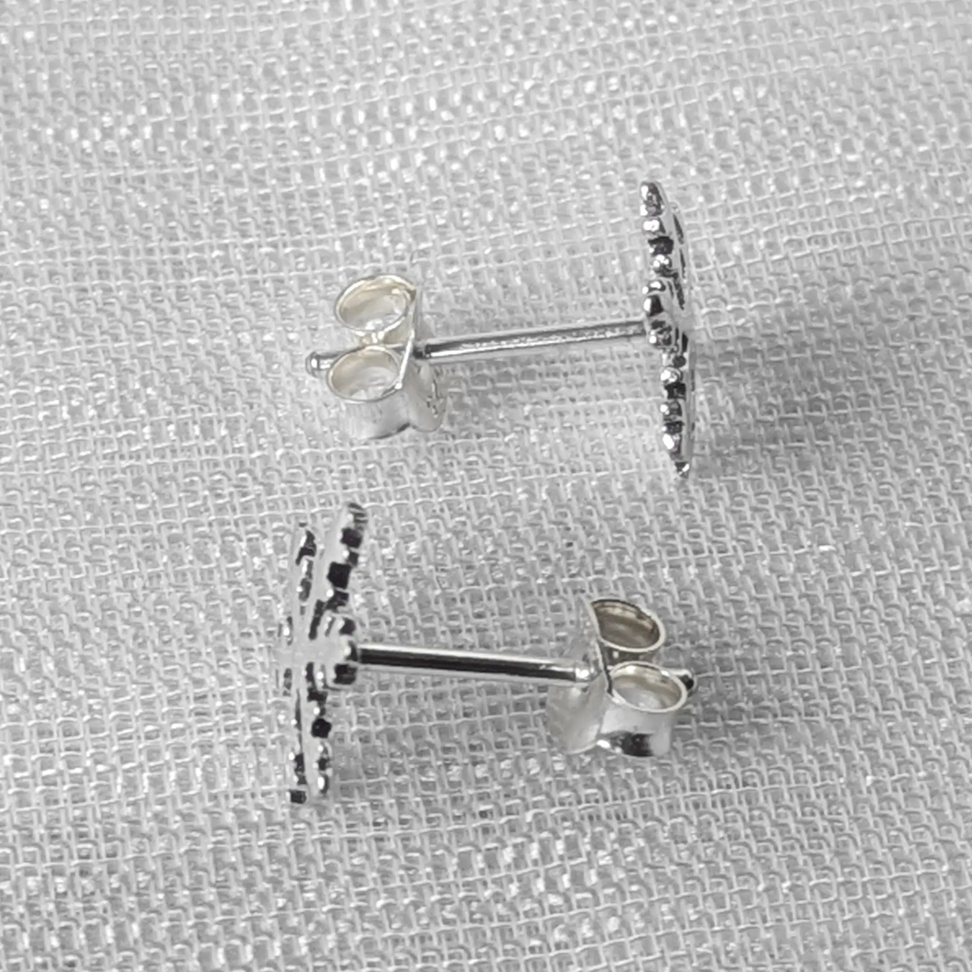Seitenansicht der flachen 925er Silberohrstecker zeigt die feine Verarbeitung der einzelnen Zacken der Schneeflocke.
