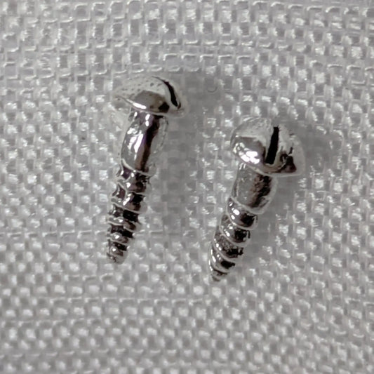 Schrauben-Ohrringe aus 925 Sterling Silber in glänzender Nahaufnahme