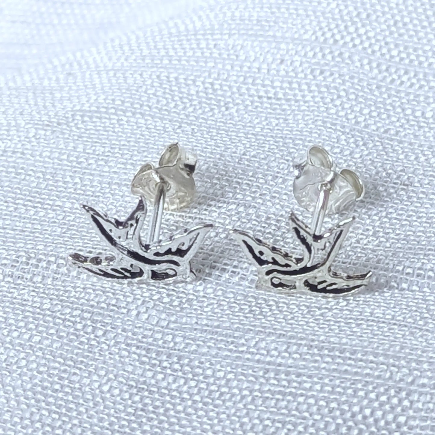 Frontalansicht der fliegenden Schwalbe Silber-Ohrringe mit glänzender Oberfläche.
