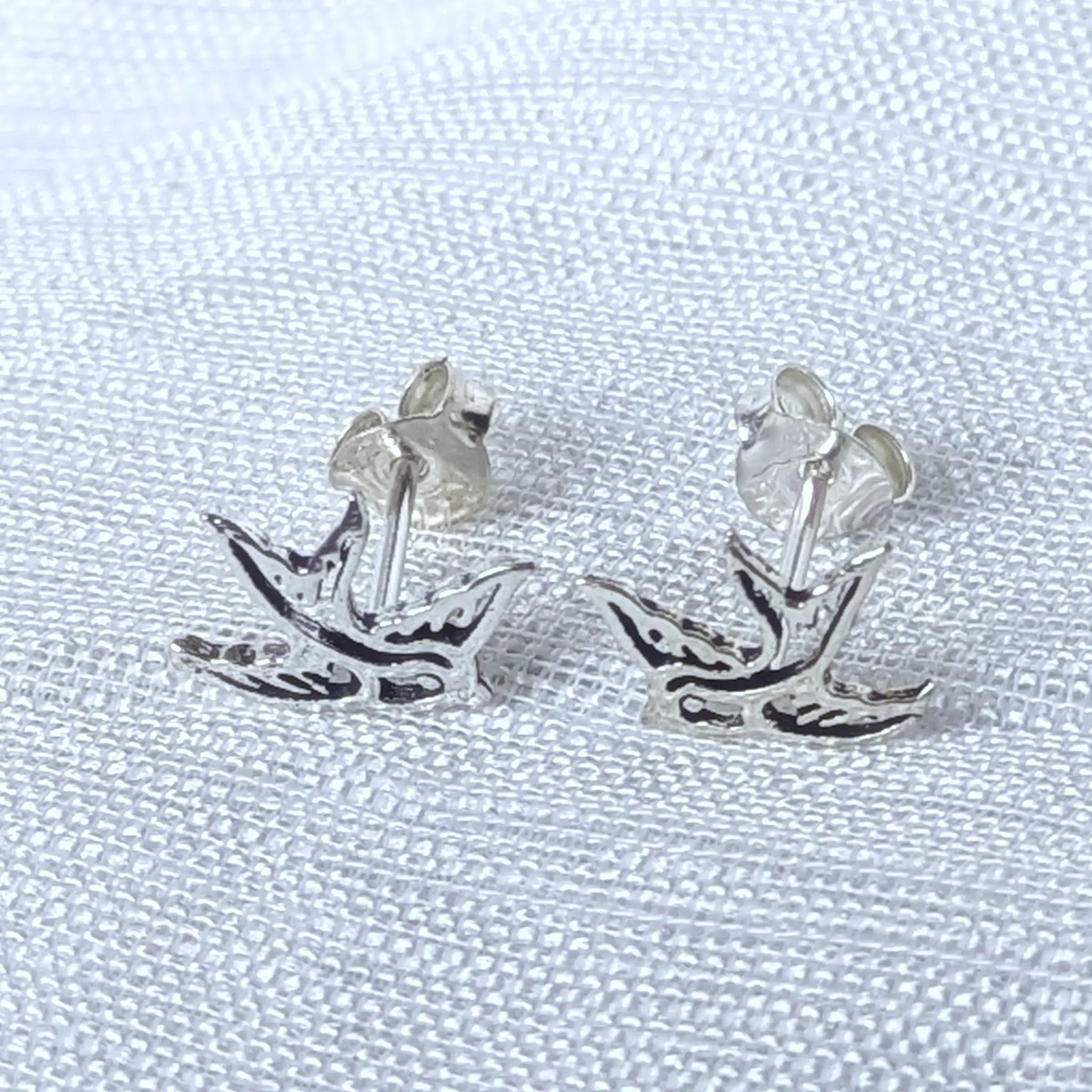 Frontalansicht der fliegenden Schwalbe Silber-Ohrringe mit glänzender Oberfläche.