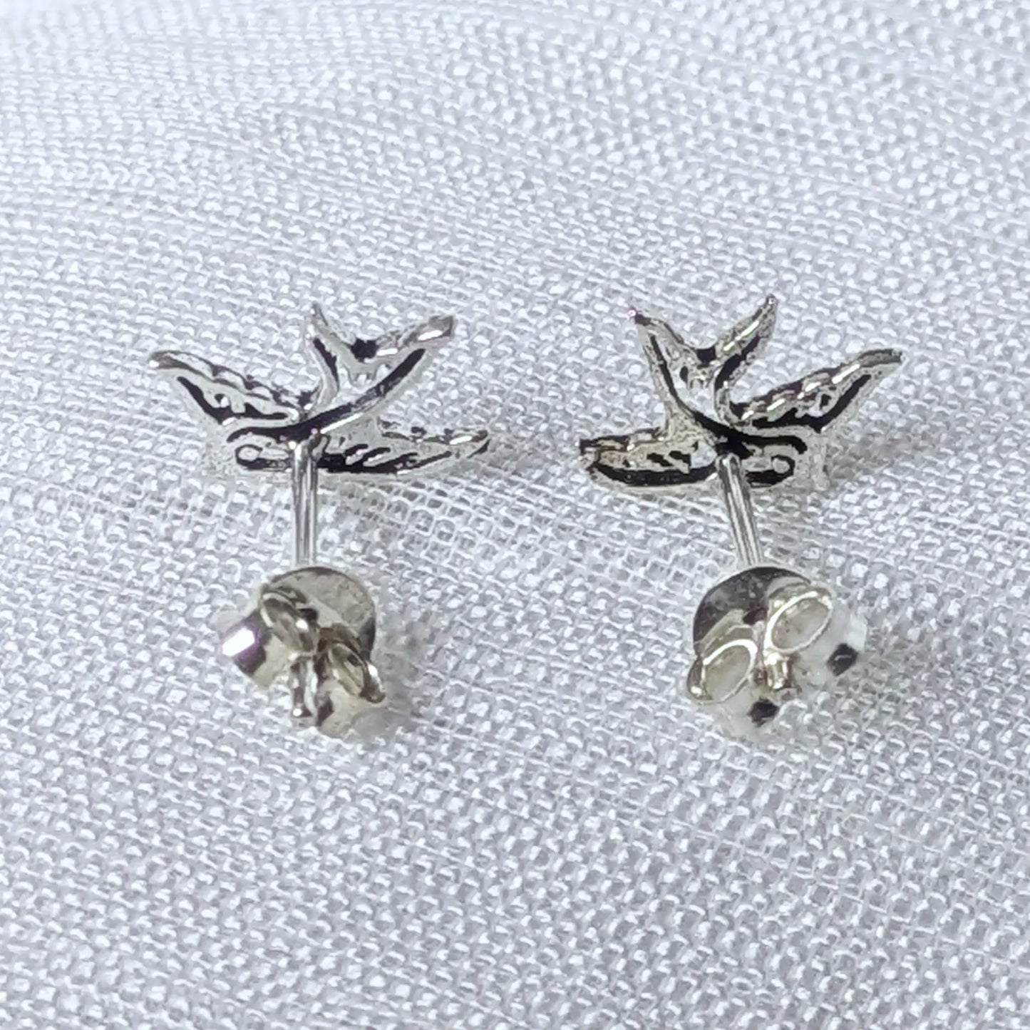 Rückseite der Silber-Ohrstecker Vogelmotiv mit sicherem Butterfly-Verschluss.

