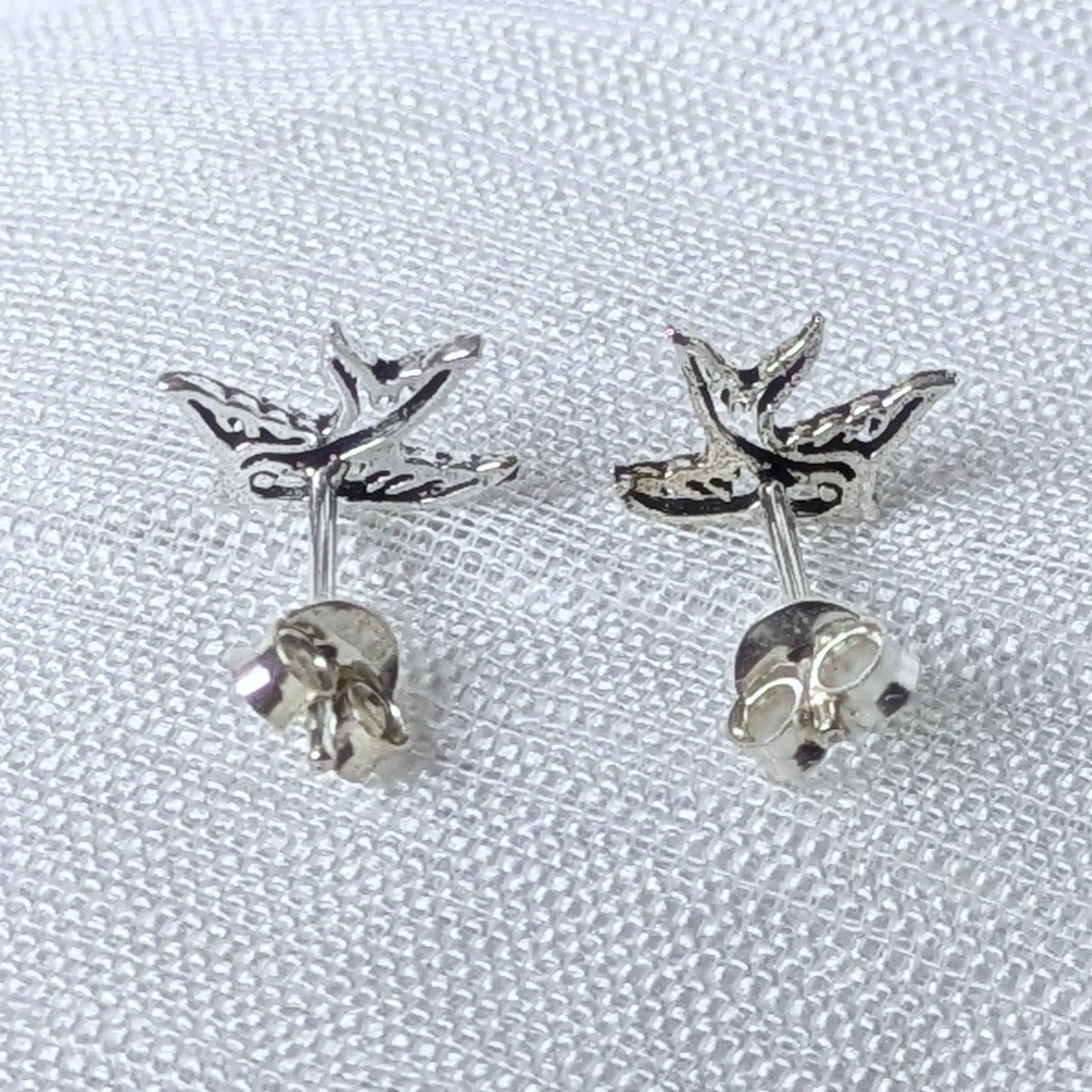 Rückseite der Silber-Ohrstecker Vogelmotiv mit sicherem Butterfly-Verschluss.
