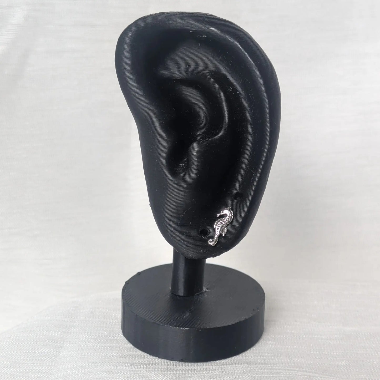 Seepferdchen Ohrstecker präsentiert an einem schwarzen Ohr-Display