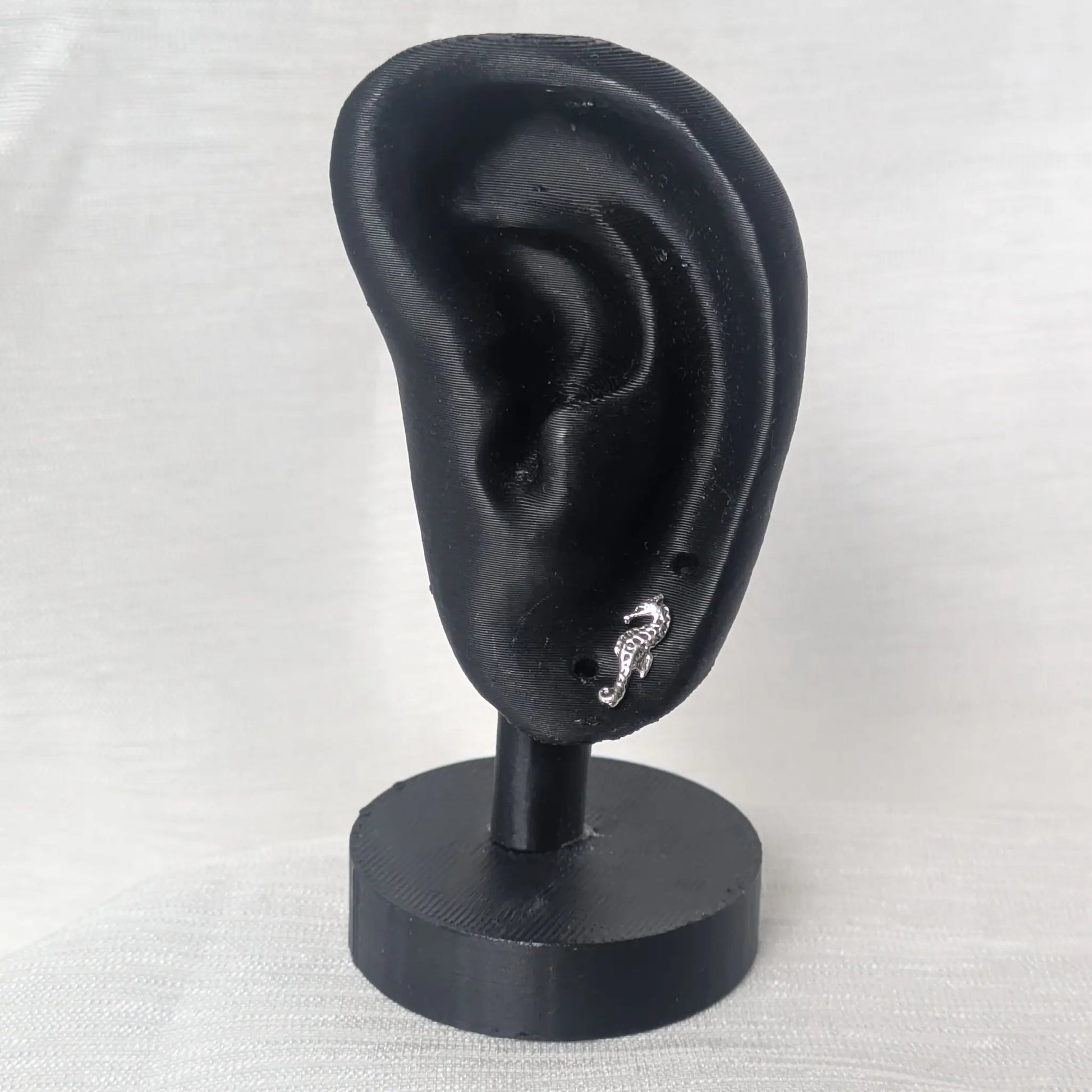 Seepferdchen Ohrstecker präsentiert an einem schwarzen Ohr-Display