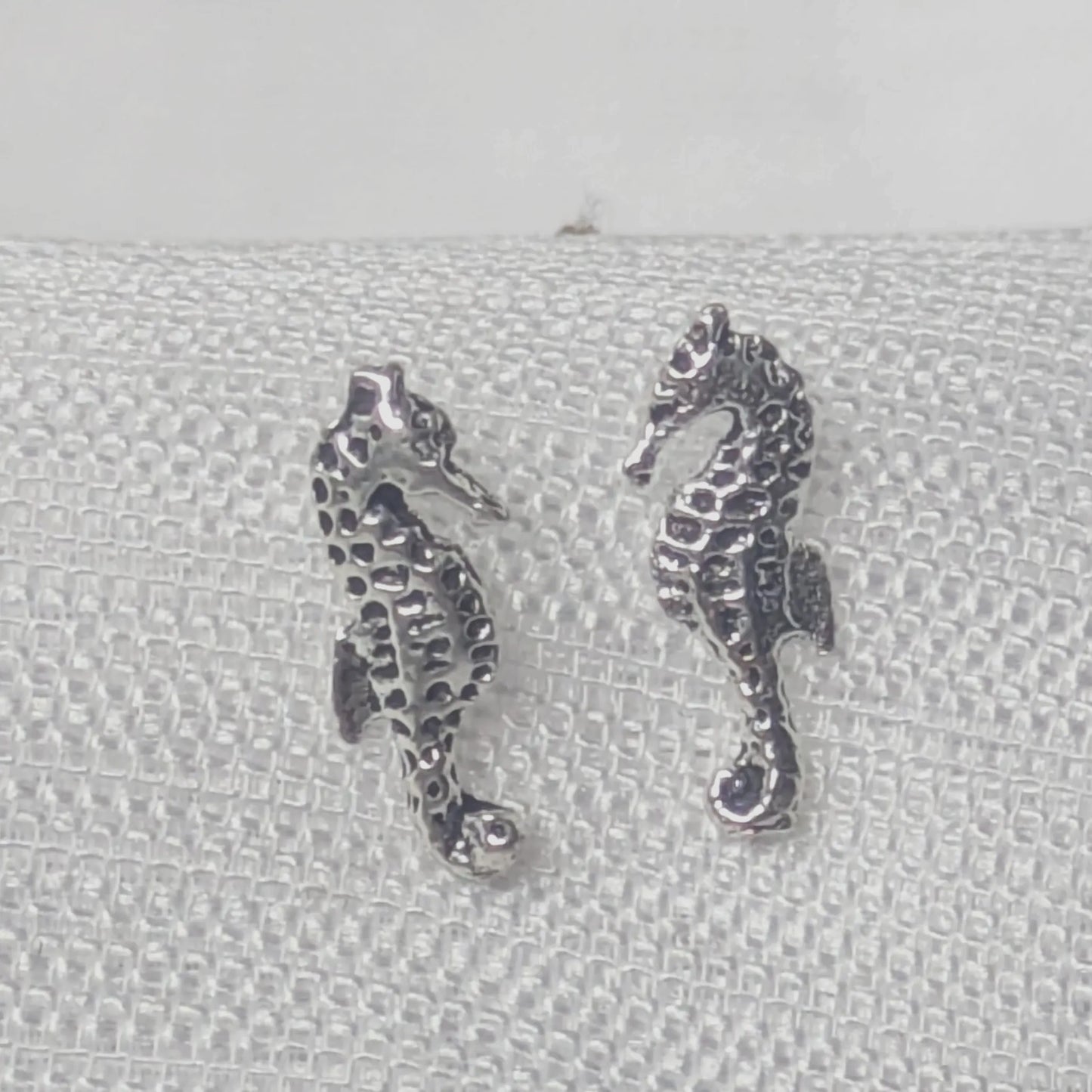 Detailreiche Nahaufnahme von Seepferdchen Ohrsteckern aus 925 Sterling Silber