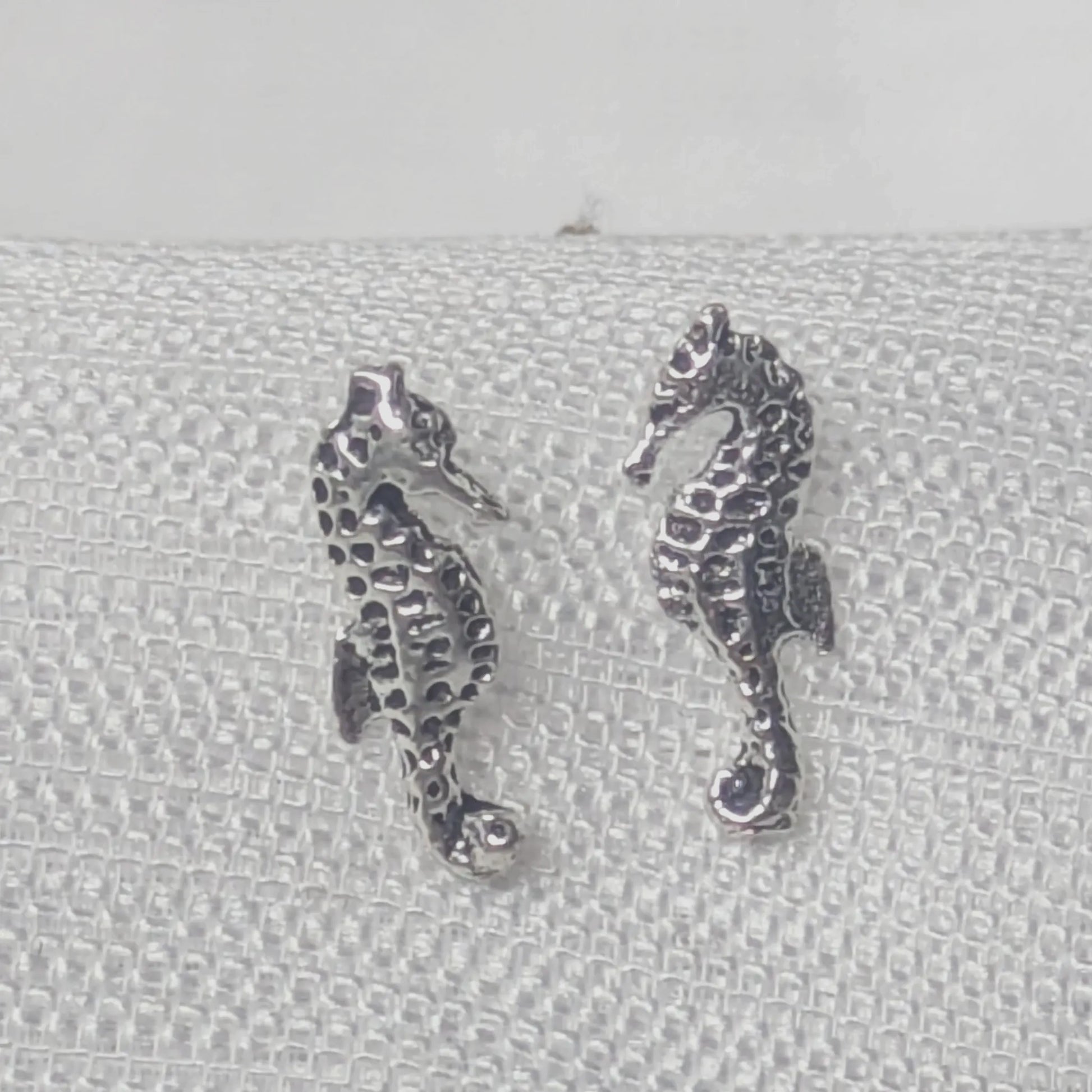 Detailreiche Nahaufnahme von Seepferdchen Ohrsteckern aus 925 Sterling Silber