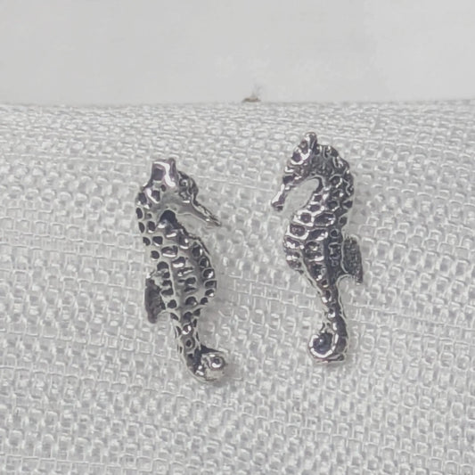 Detailreiche Nahaufnahme von Seepferdchen Ohrsteckern aus 925 Sterling Silber