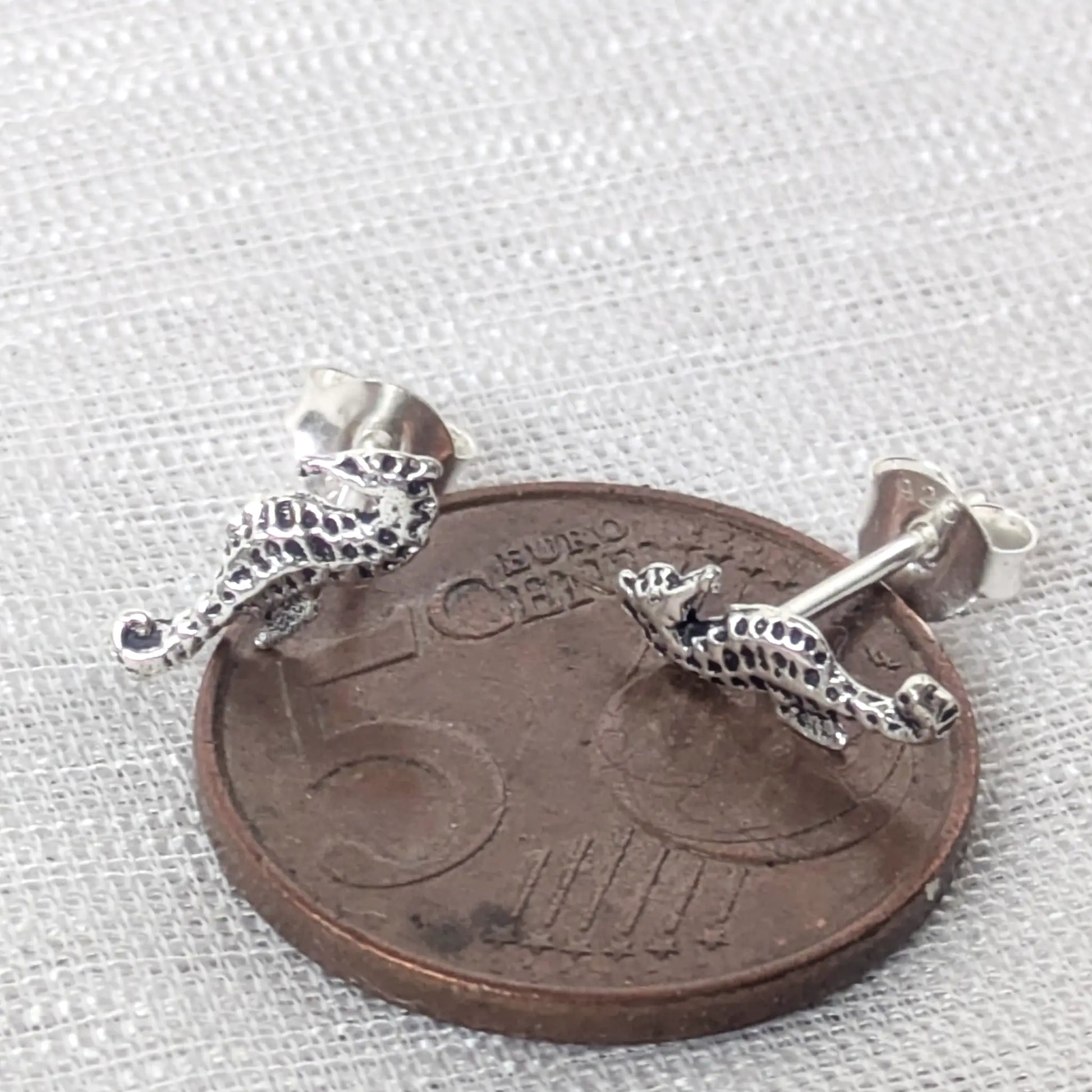 Größenvergleich Seepferdchen Ohrstecker 925 Silber auf einer 5-Cent-Münze