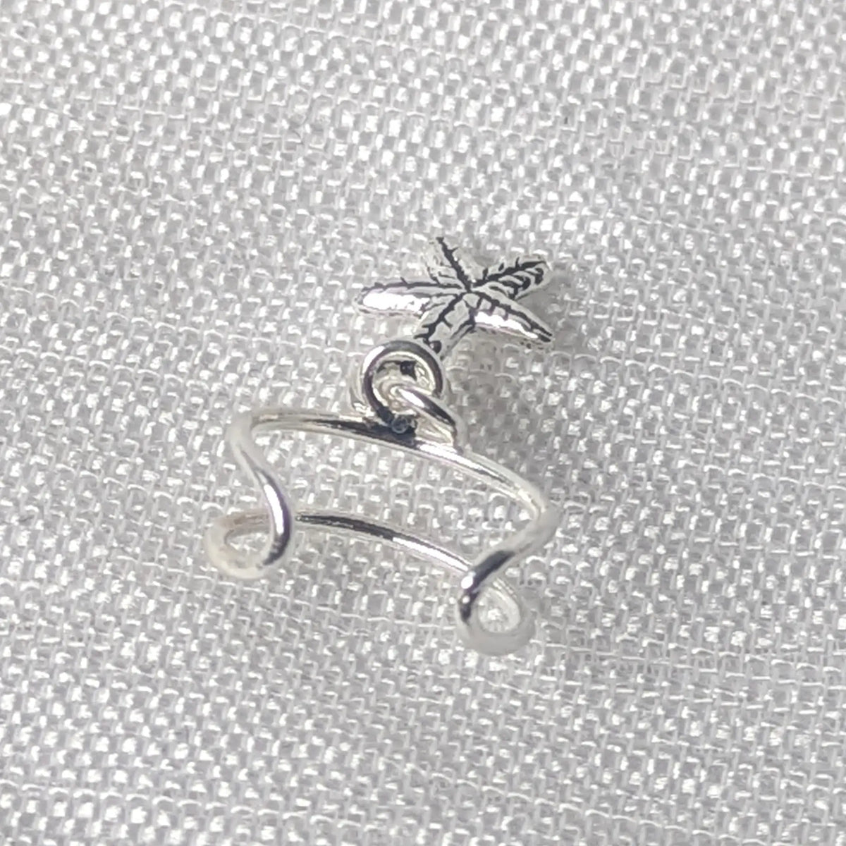 Rückansicht der offenen Ringstruktur der Seestern-Ohrklemme für einfaches Anstecken ohne Piercing.