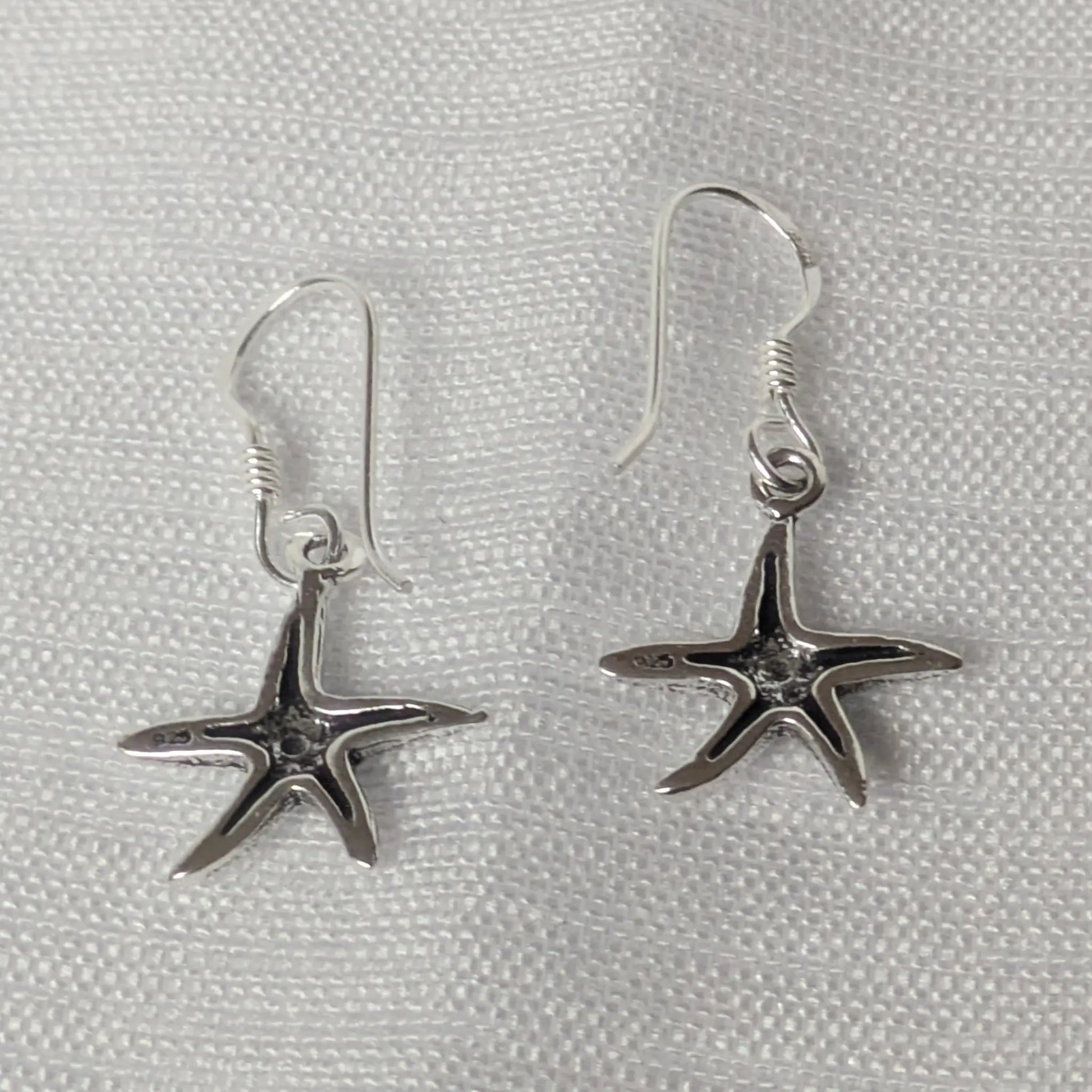 Rückseite der Seestern Ohrhänger mit sichtbarem 925 Silber Stempel.