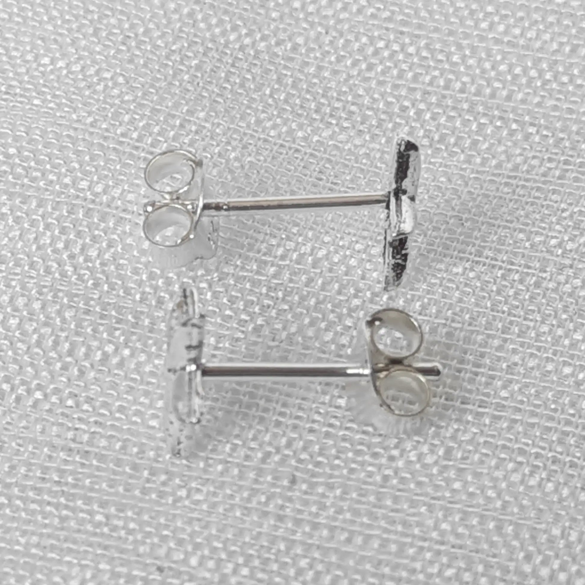 Seitliche Detailansicht der Seestern-Ohrstecker aus Echt-Silber, die das plastische 3D-Profil zeigt.