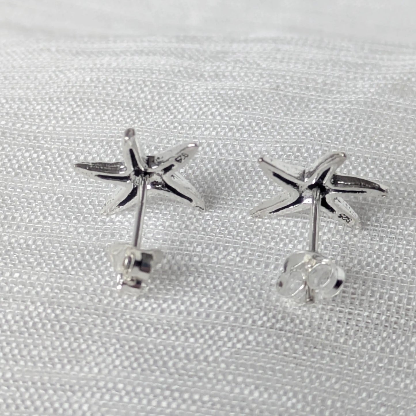 Rückseite der Seestern Silberohrstecker mit sichtbarem 925-Echtheitsstempel und passgenauer Ohrmutter aus Sterling Silber.