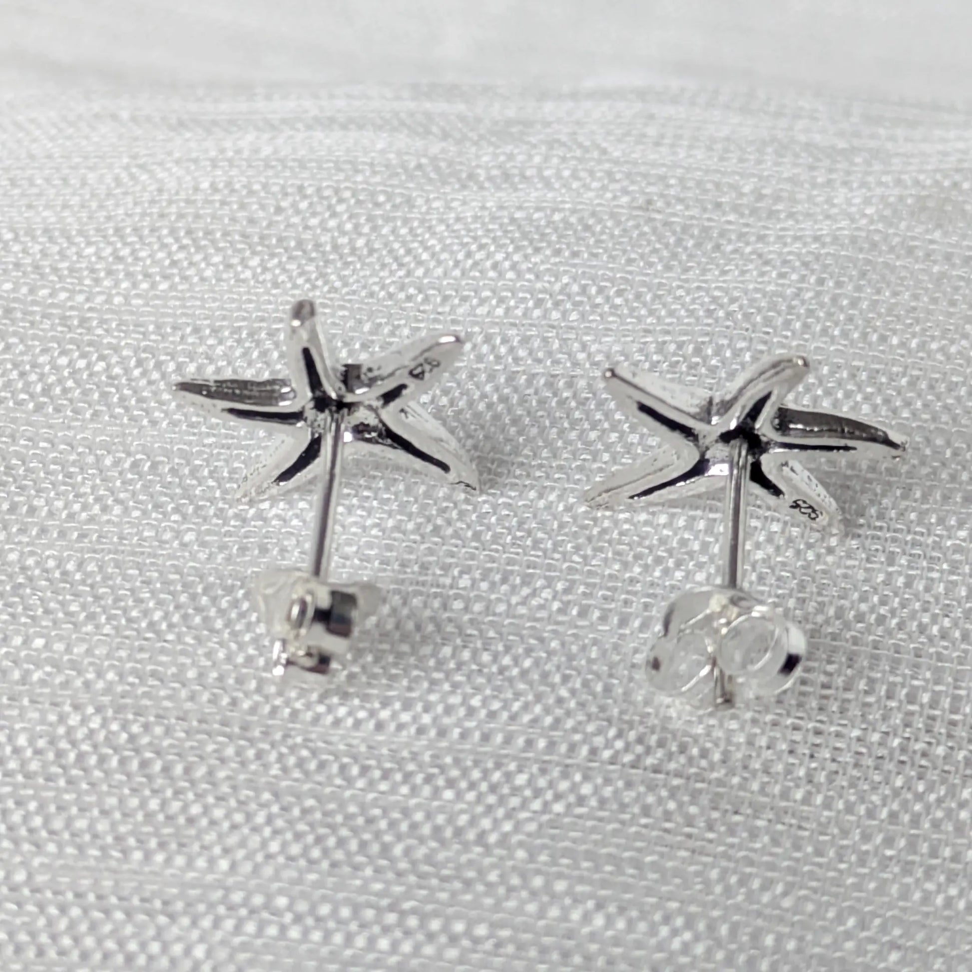 Rückseite der Seestern Silberohrstecker mit sichtbarem 925-Echtheitsstempel und passgenauer Ohrmutter aus Sterling Silber.