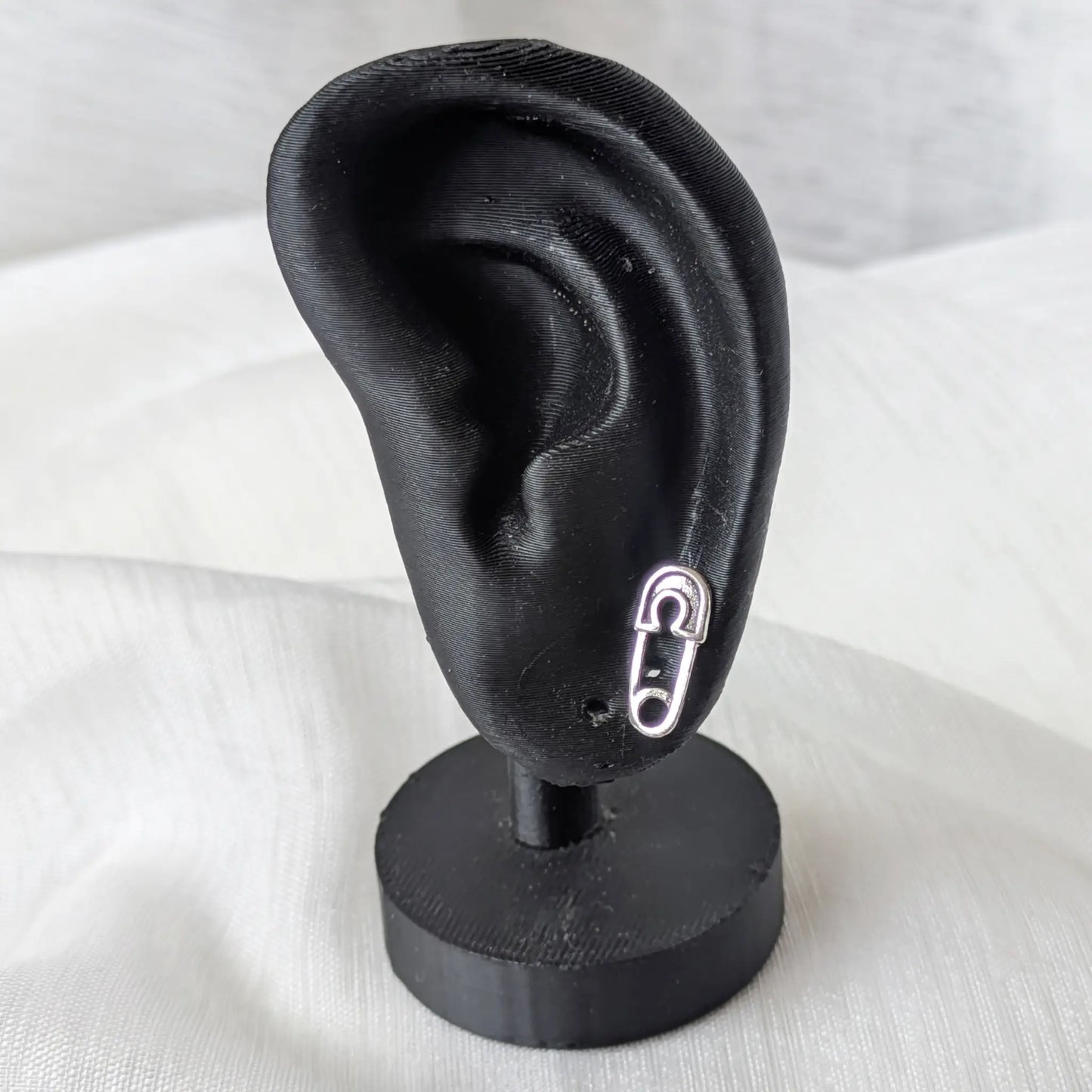 Sicherheitsnadel Ohrstecker aus 925 Silber getragen am schwarzen Ohr-Display