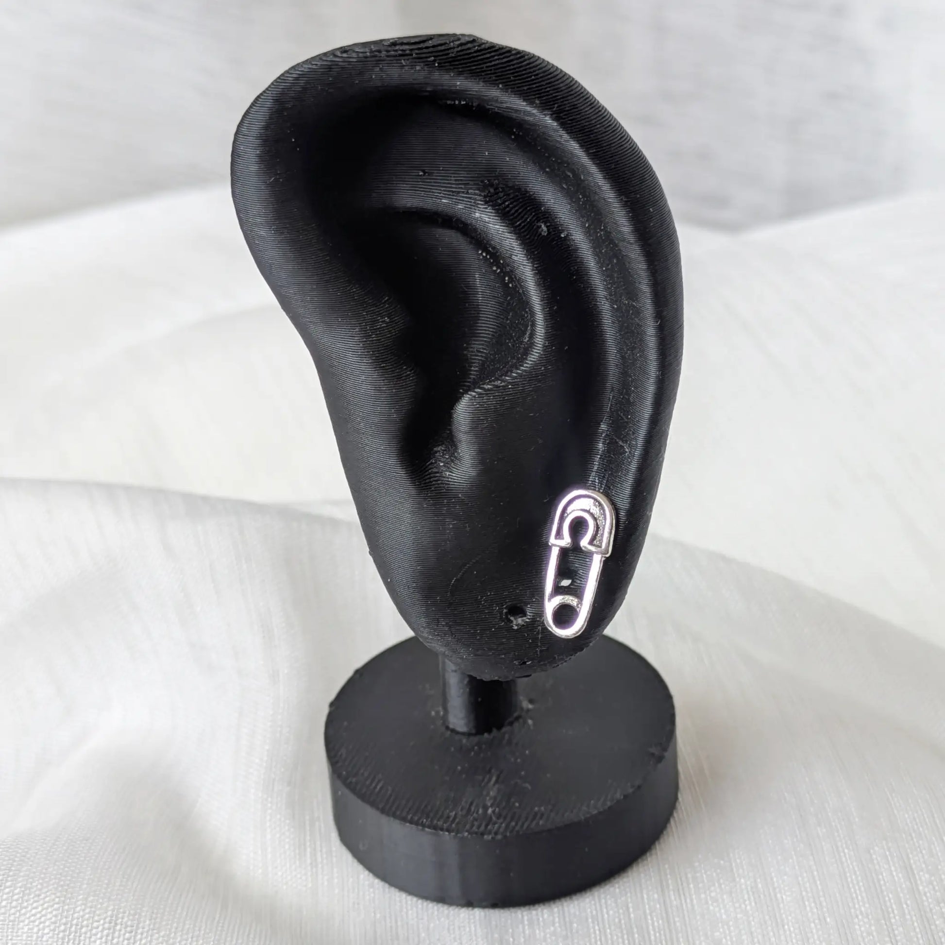 Sicherheitsnadel Ohrstecker aus 925 Silber getragen am schwarzen Ohr-Display