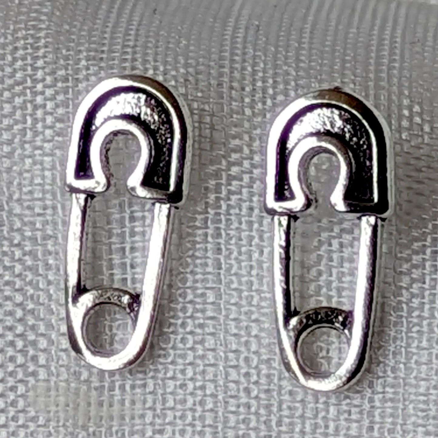 Nahaufnahme der Sicherheitsnadel Ohrstecker aus 925 Silber mit dunklen Akzenten