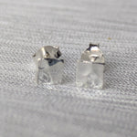 Lade das Bild in den Galerie-Viewer, Paar minimalistischer 925-Silber Ohrstecker, quadratisch und gehämmert, frontal fotografiert.
