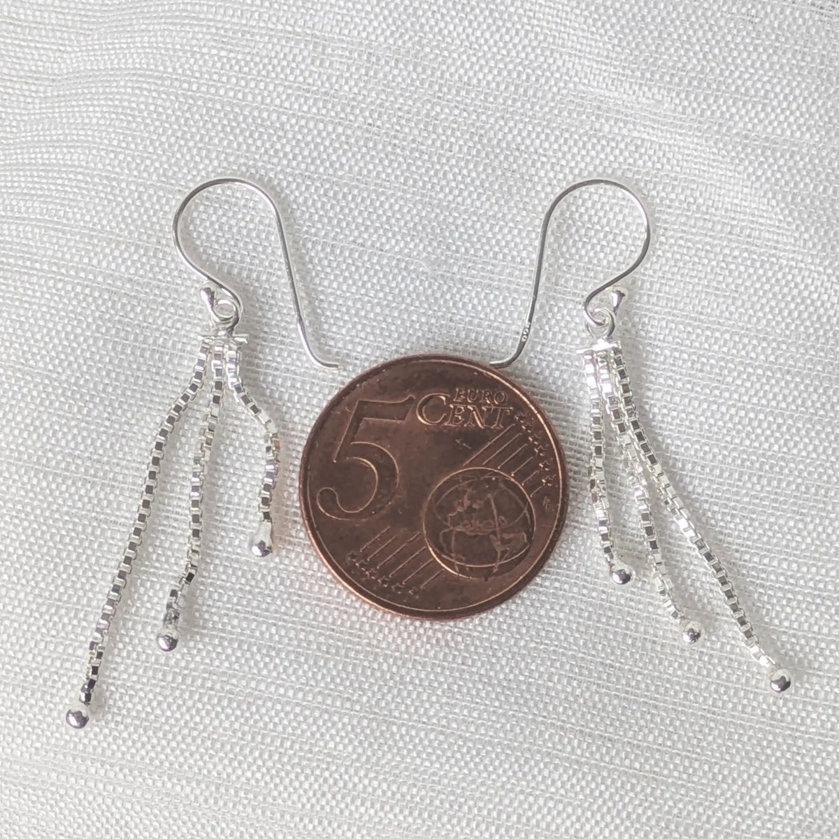 Größenvergleich: 925 Silber Ohrhänger neben 5-Cent-Münze, filigrane Kettenohrringe