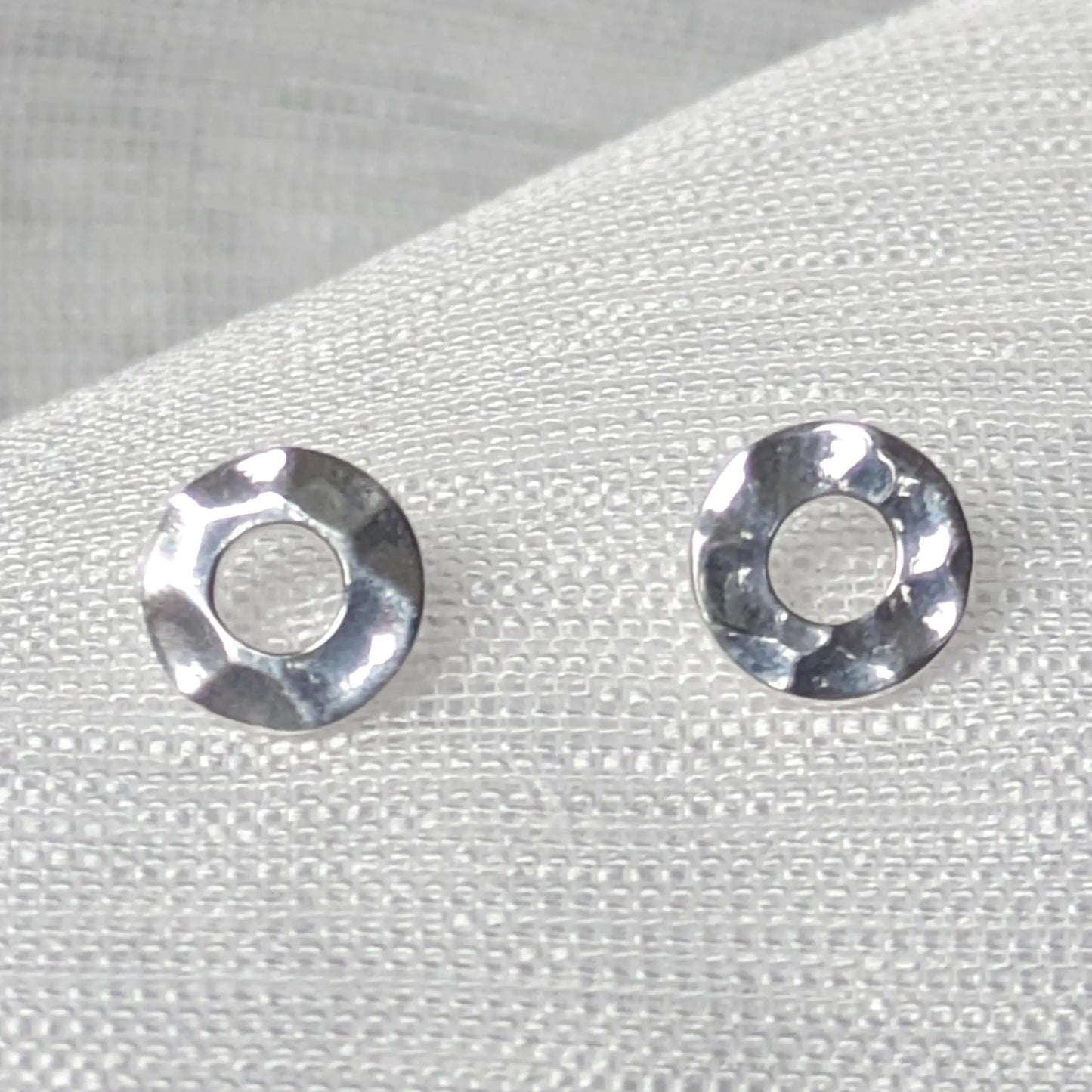 Frontale Ansicht der runden Karma-Ohrringe aus Sterling Silber.