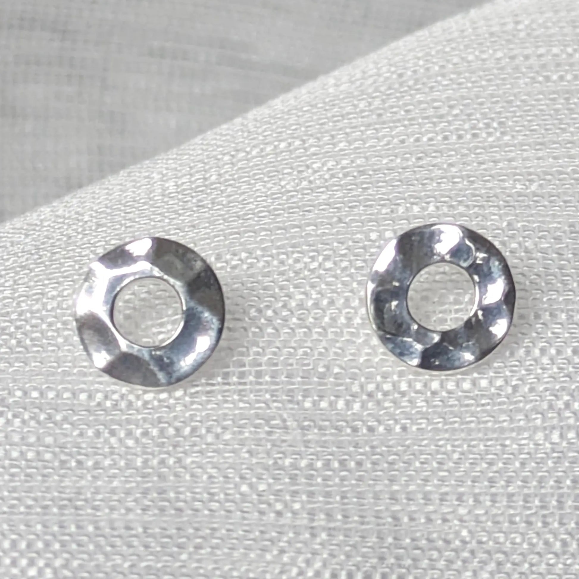 Frontale Ansicht der runden Karma-Ohrringe aus Sterling Silber.